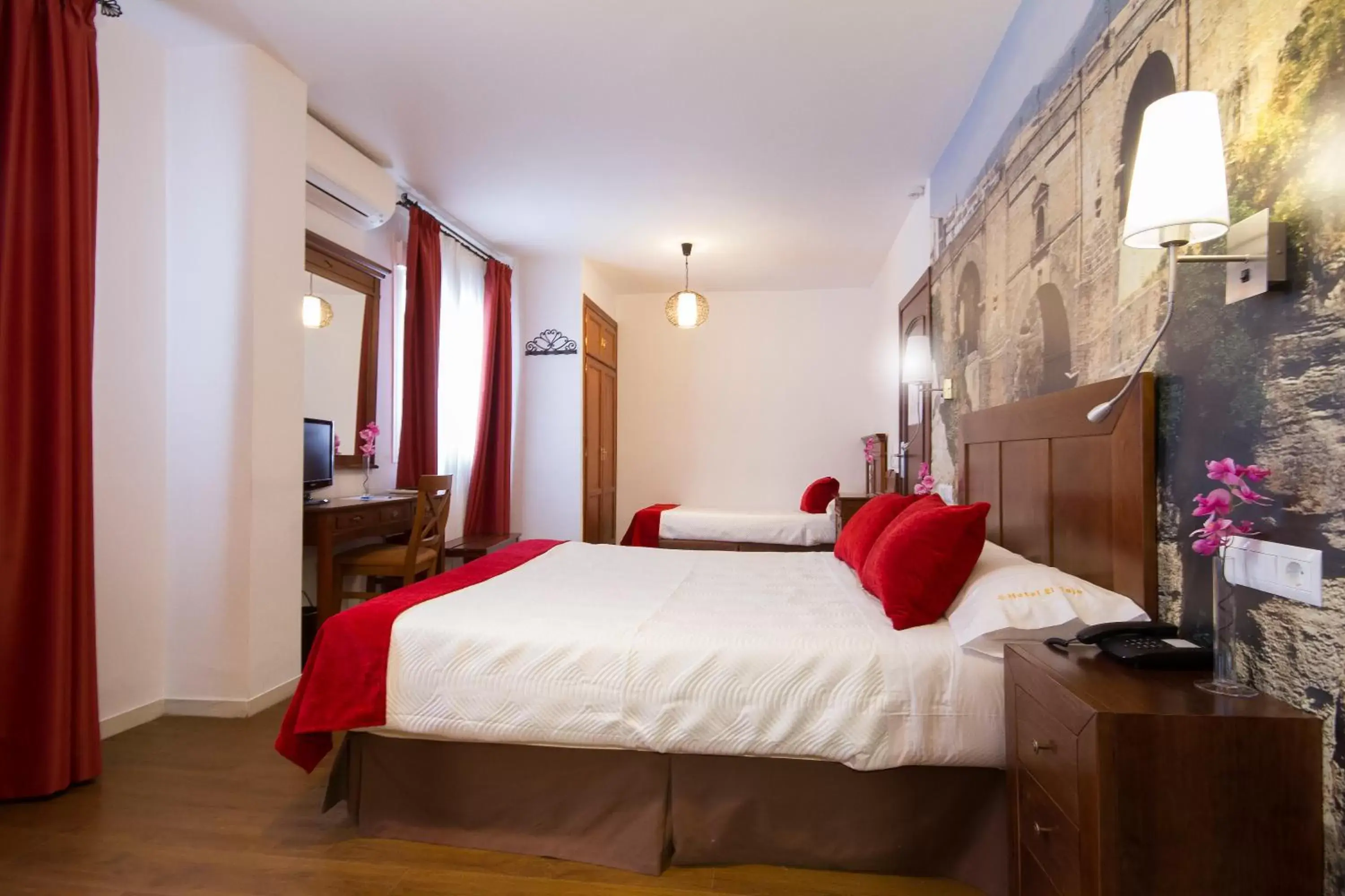 Photo of the whole room, Bed in Hotel El Tajo & SPA