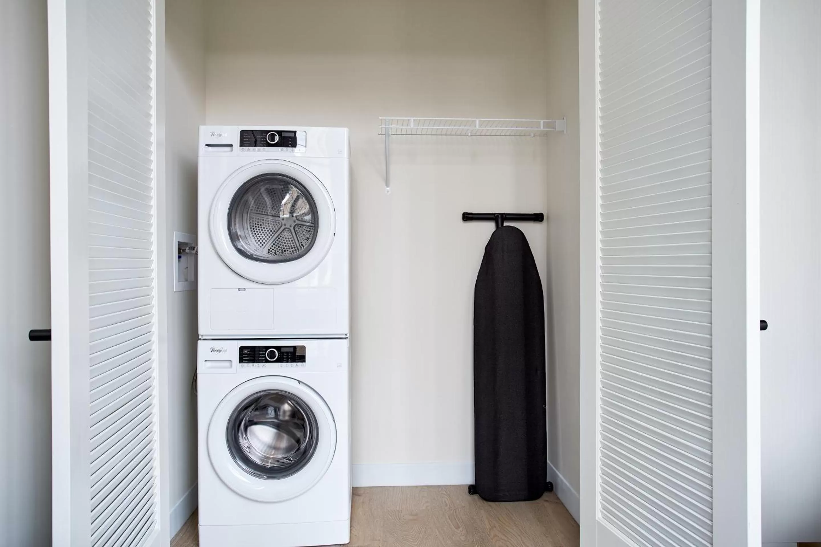 Living room, Bathroom in Sonder at Sixteen Hundred