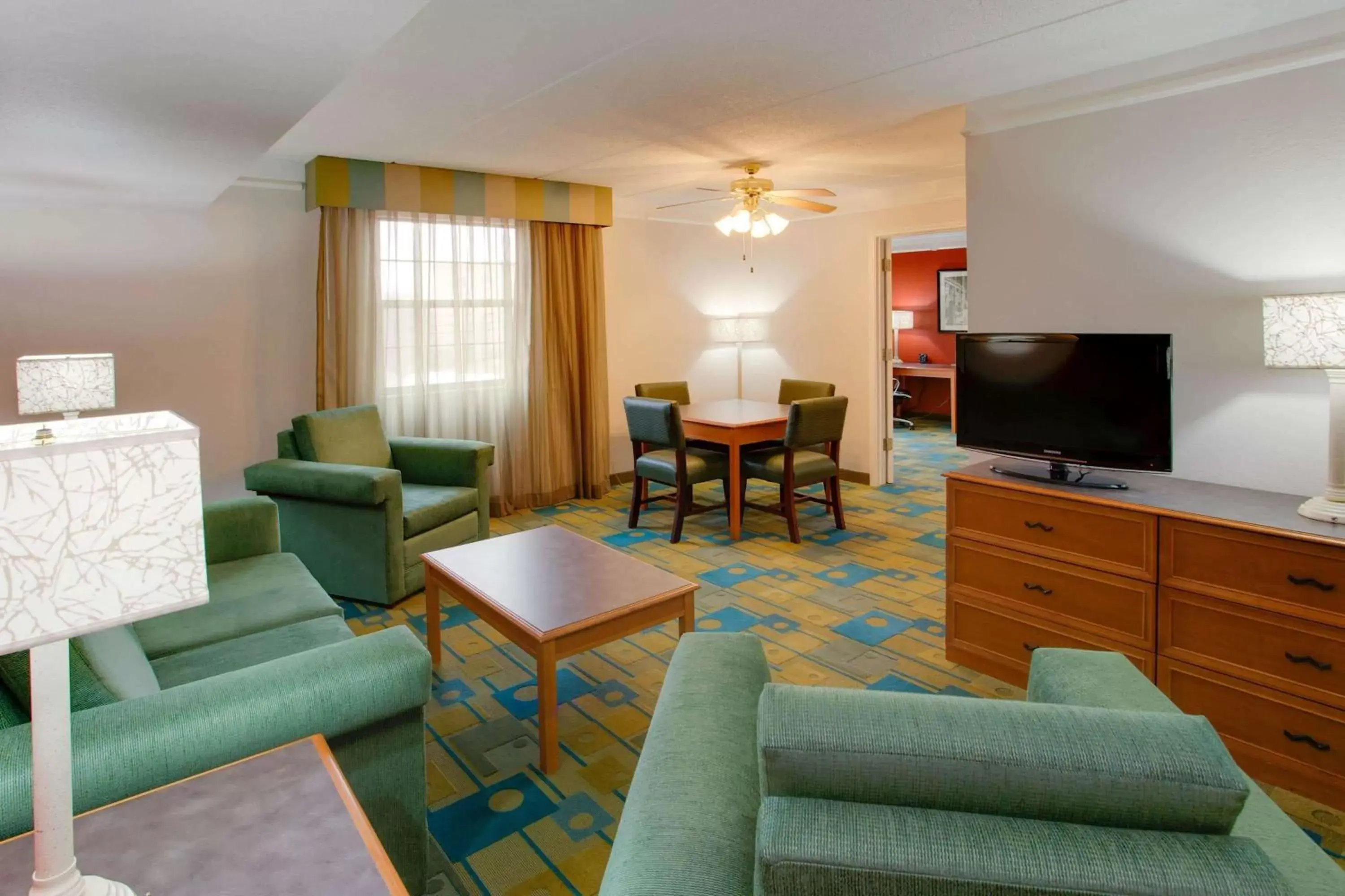 Photo of the whole room, Seating Area in La Quinta Inn by Wyndham Pittsburgh Airport