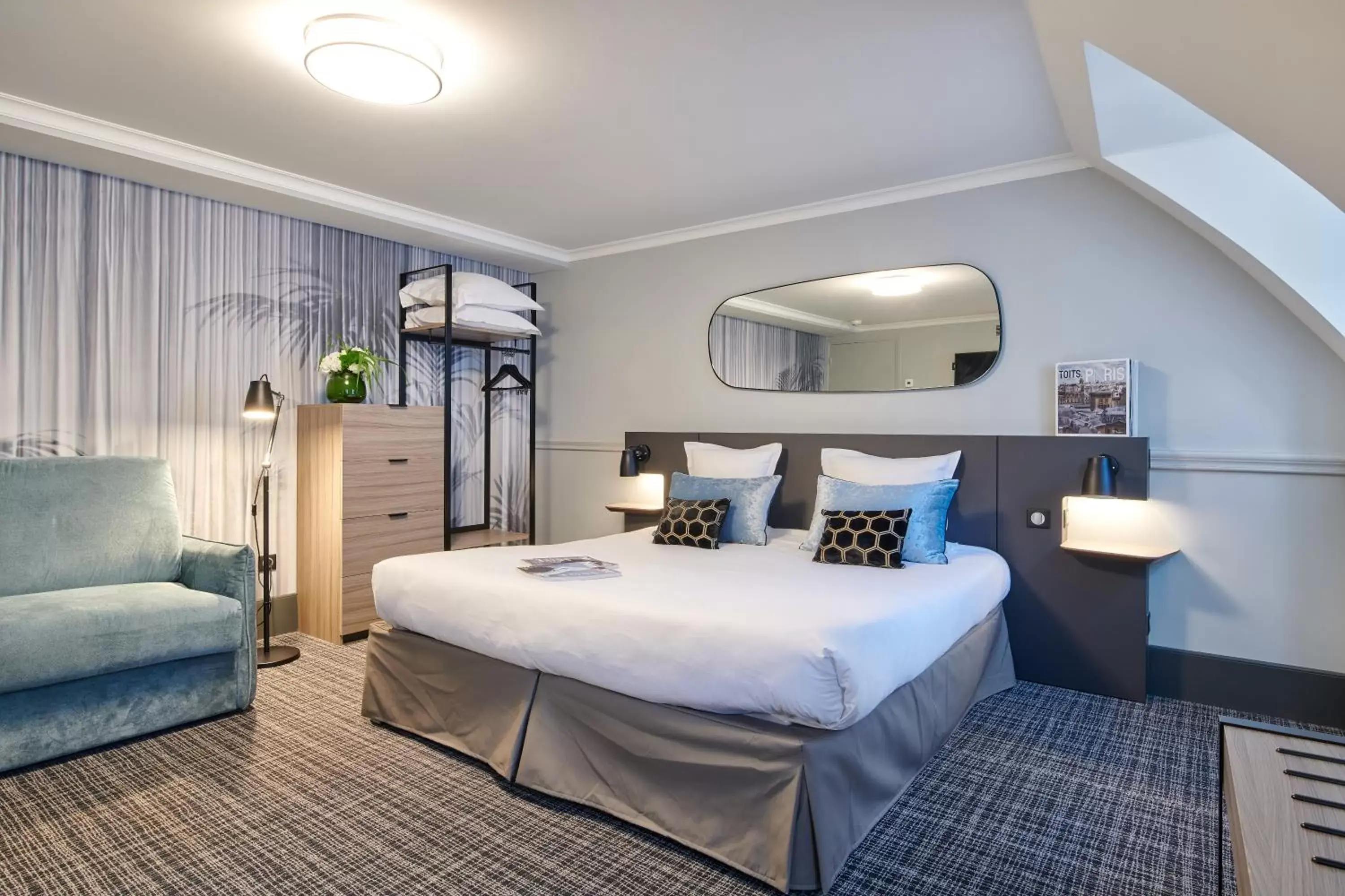 Bedroom, Bed in Hotel Vacances Bleues Provinces Opera