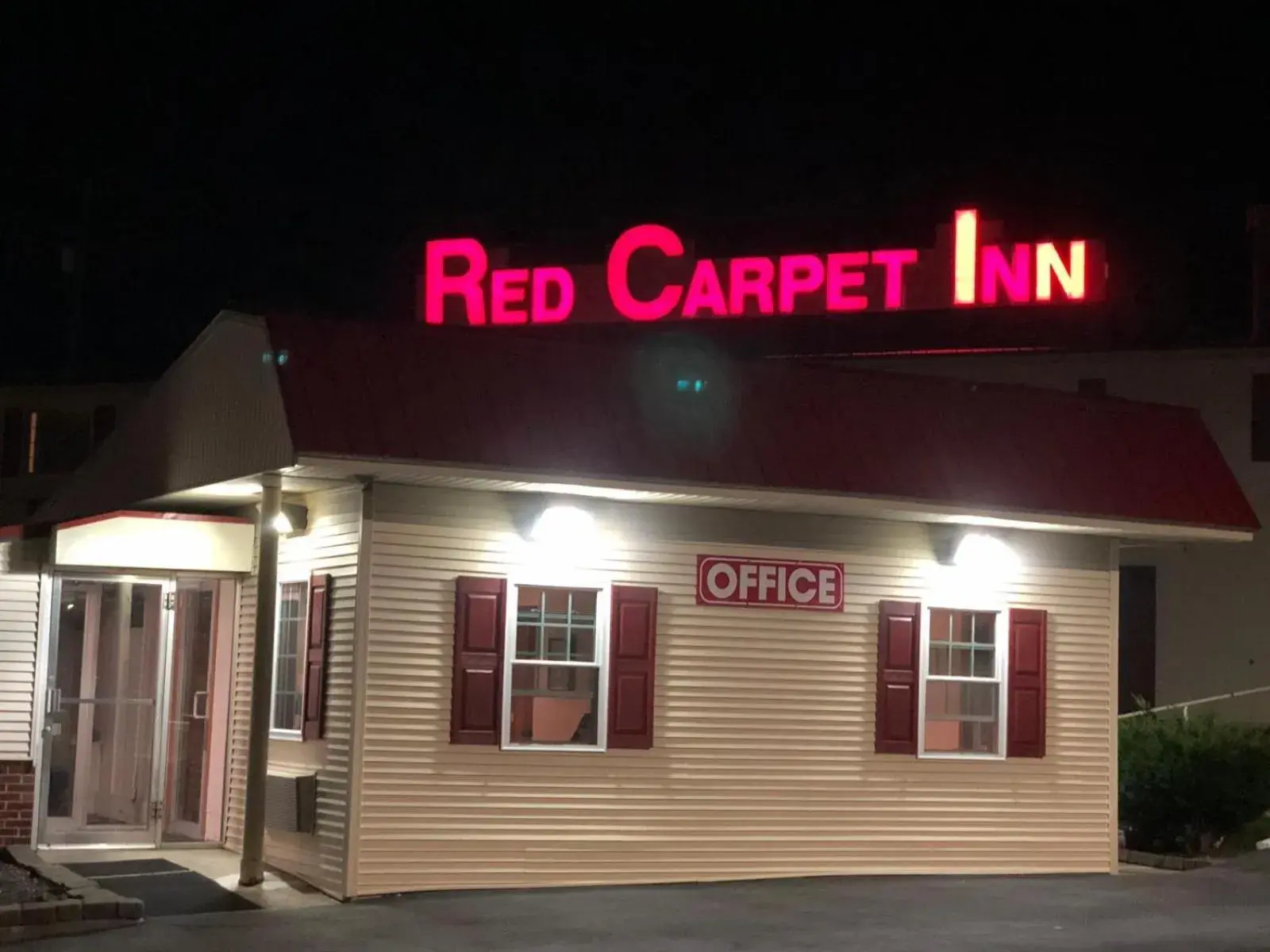 Property Building in Red Carpet Inn Syracuse Airport
