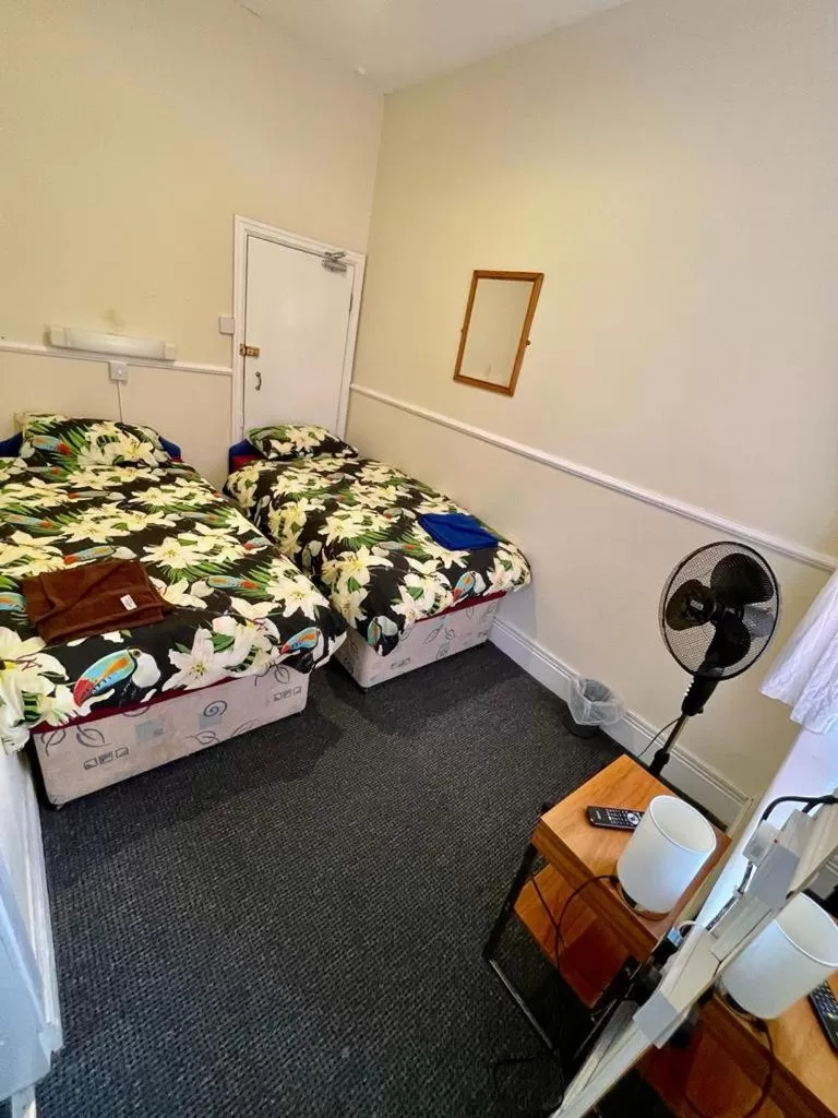 Photo of the whole room, Bed in Hayward Hotel