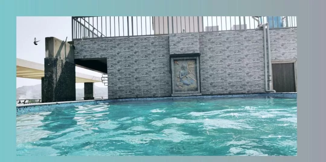 Swimming pool in Clover Inn