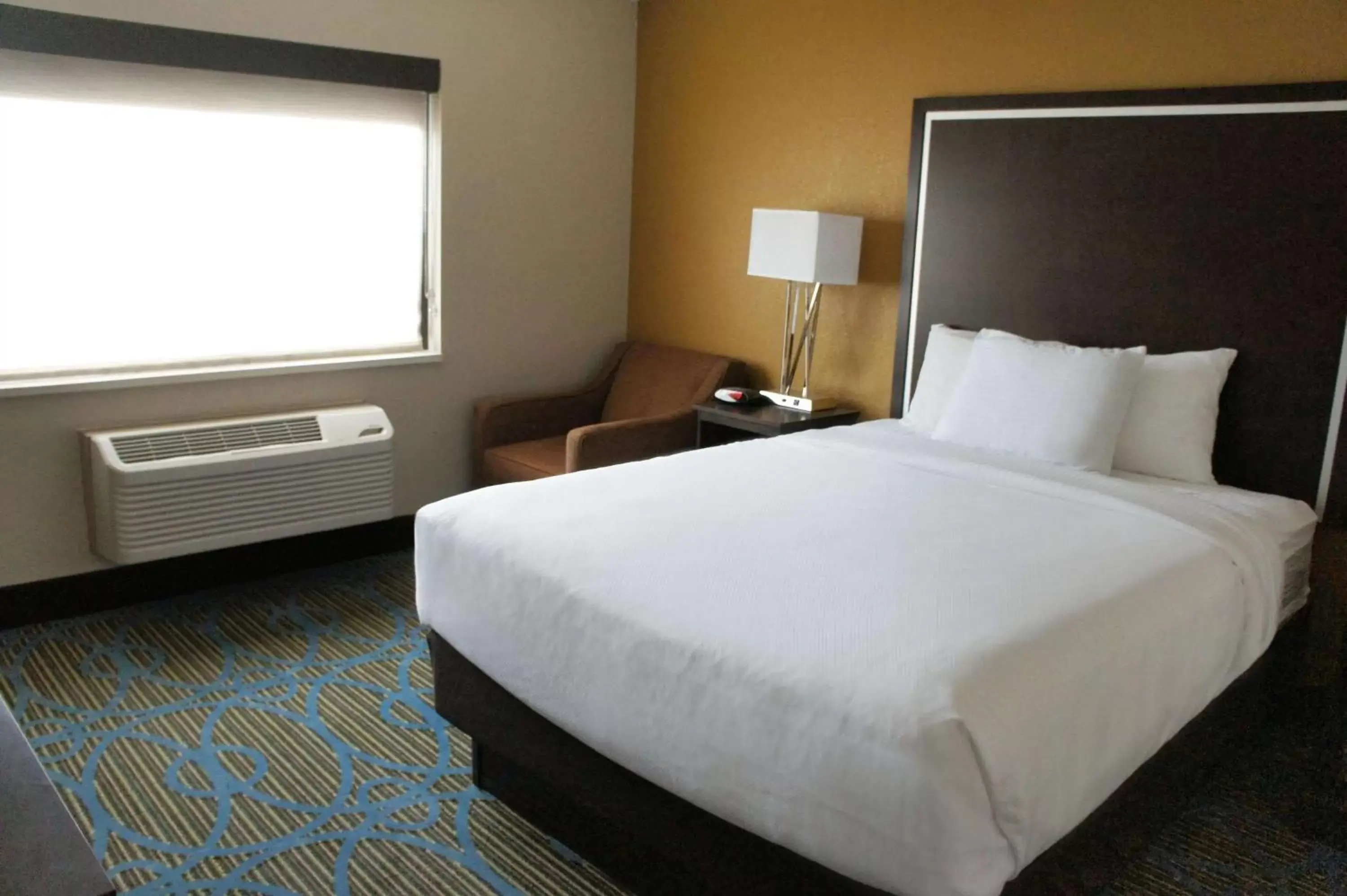 Photo of the whole room, Bed in La Quinta Inn & Suites by Wyndham Emporia