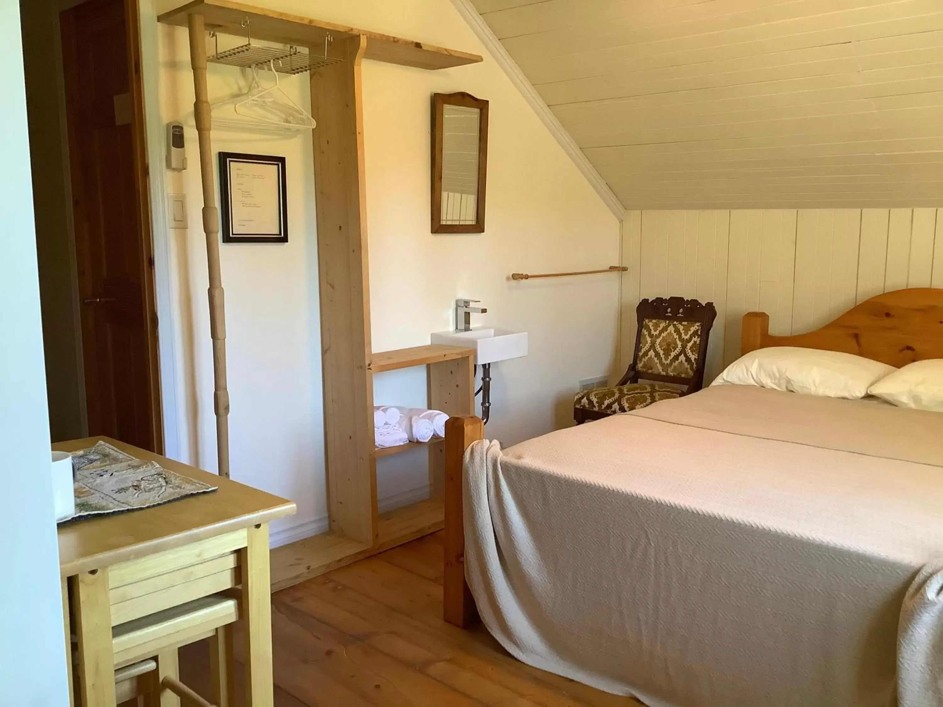 Bedroom, Bed in Gite chez Gilles Lévesque