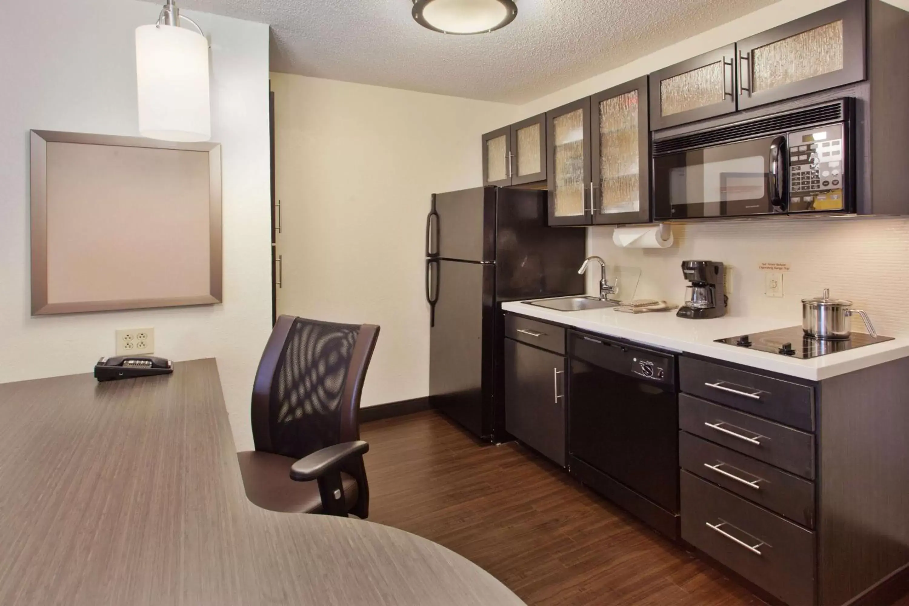 Coffee/tea facilities, Kitchen/Kitchenette in Sonesta Simply Suites Somerset