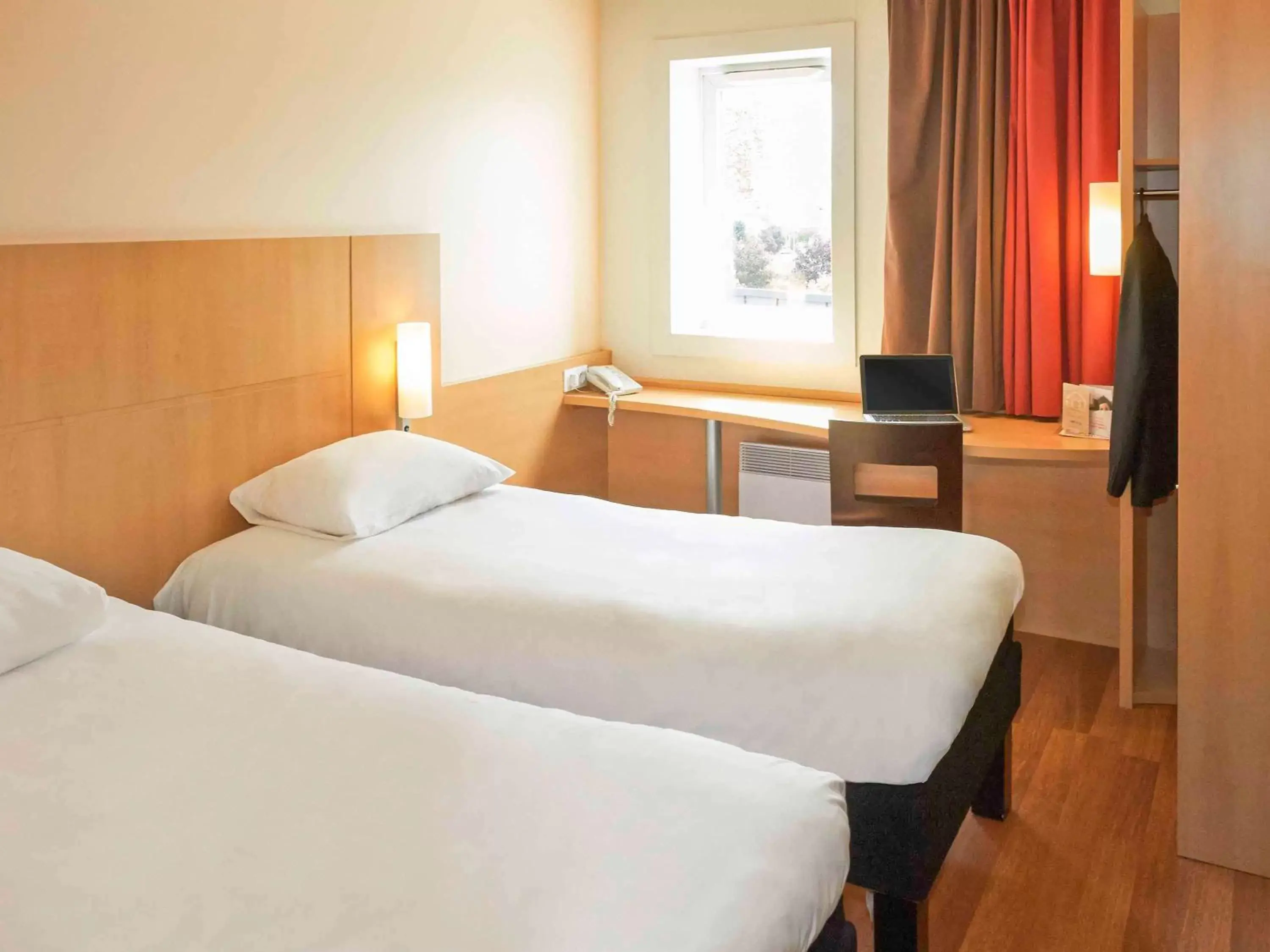 Photo of the whole room, Bed in ibis Chalon Sur Saone Nord