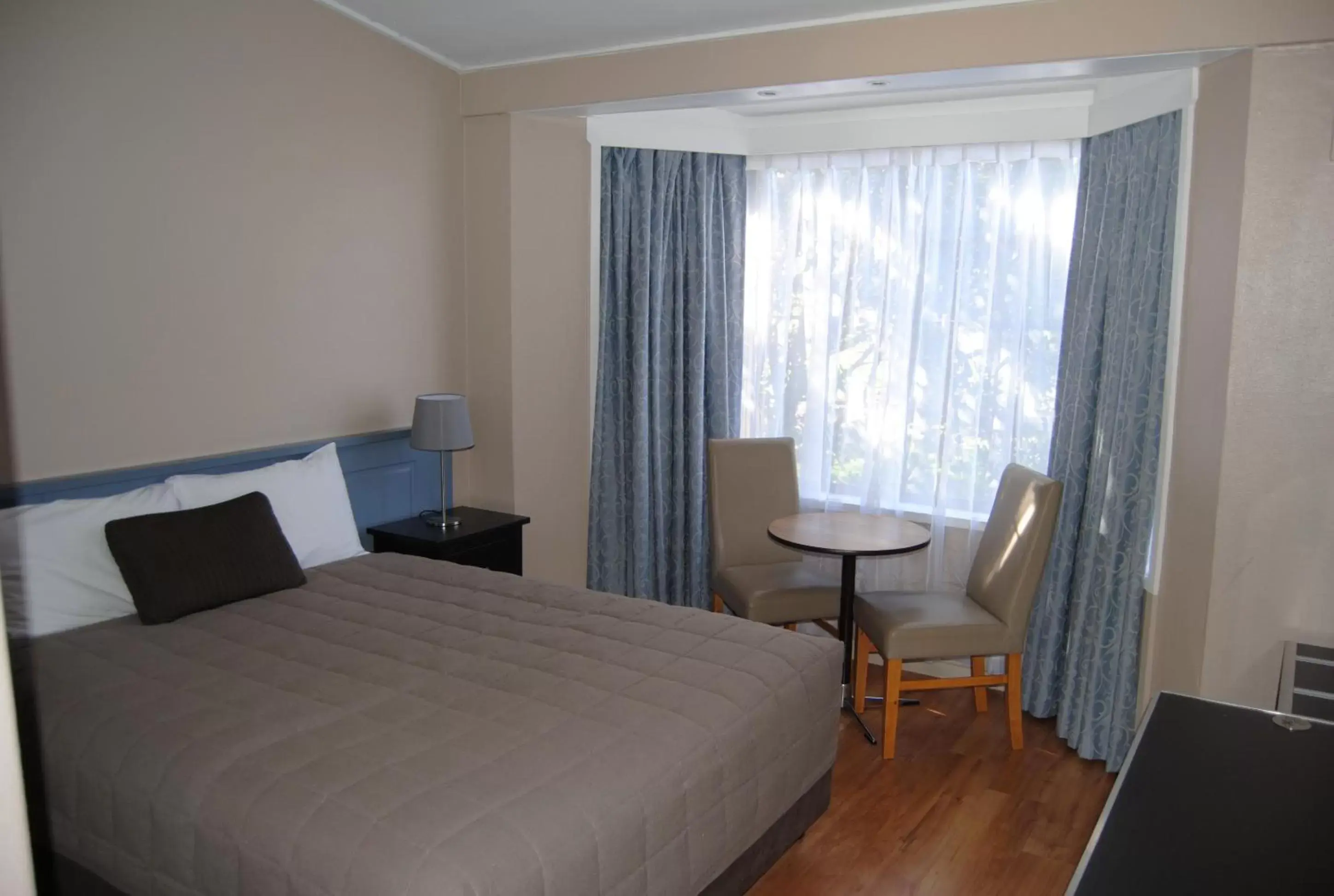 Photo of the whole room, Bed in Airlie House Motor Inn