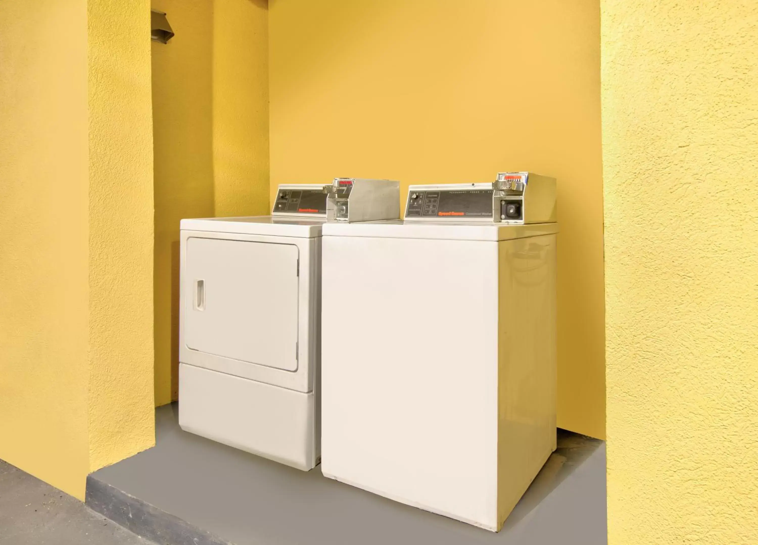 washing machine, Kitchen/Kitchenette in Super 8 by Wyndham Mobile/Tillmans Corner