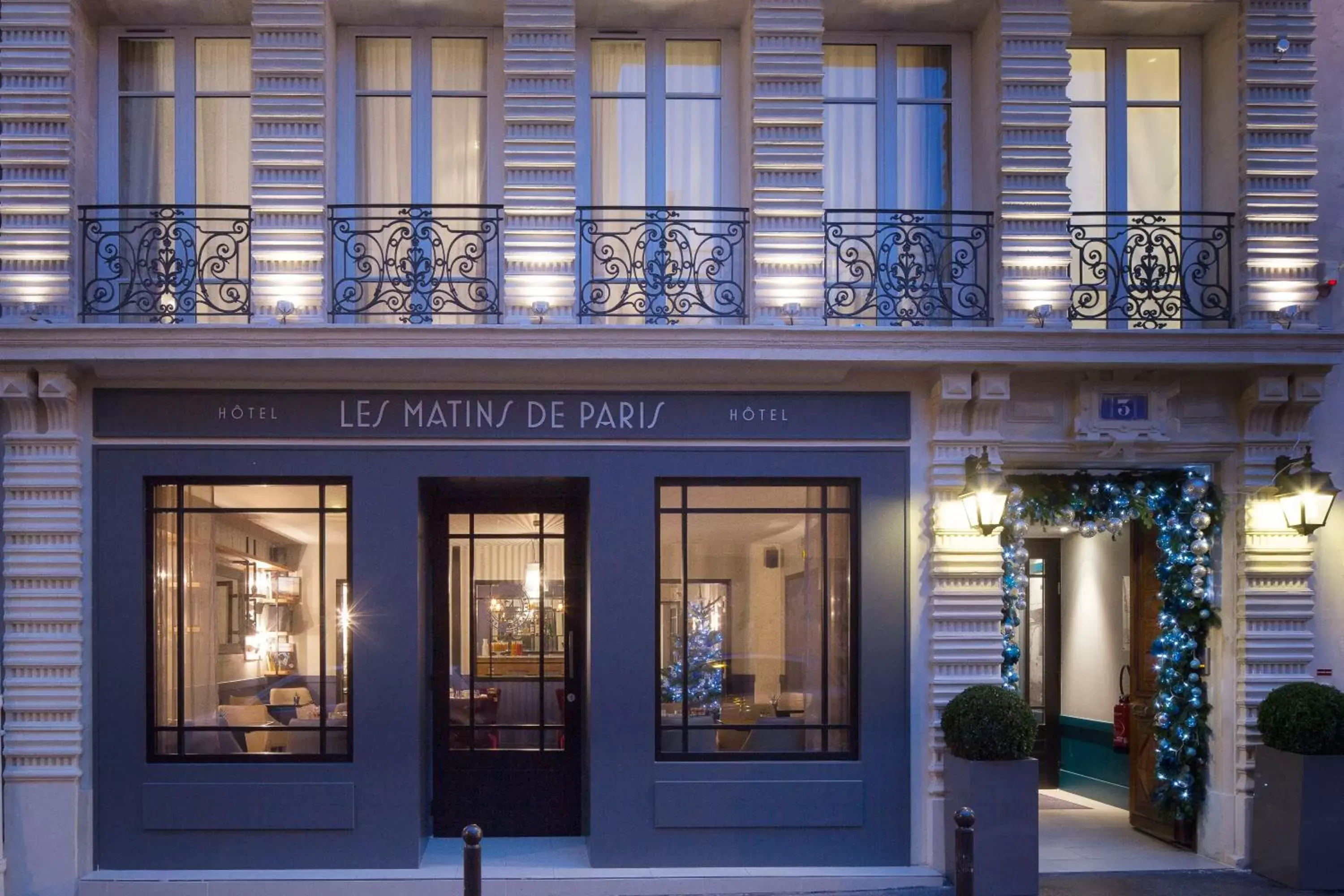 Property building in Les Matins de Paris & Spa