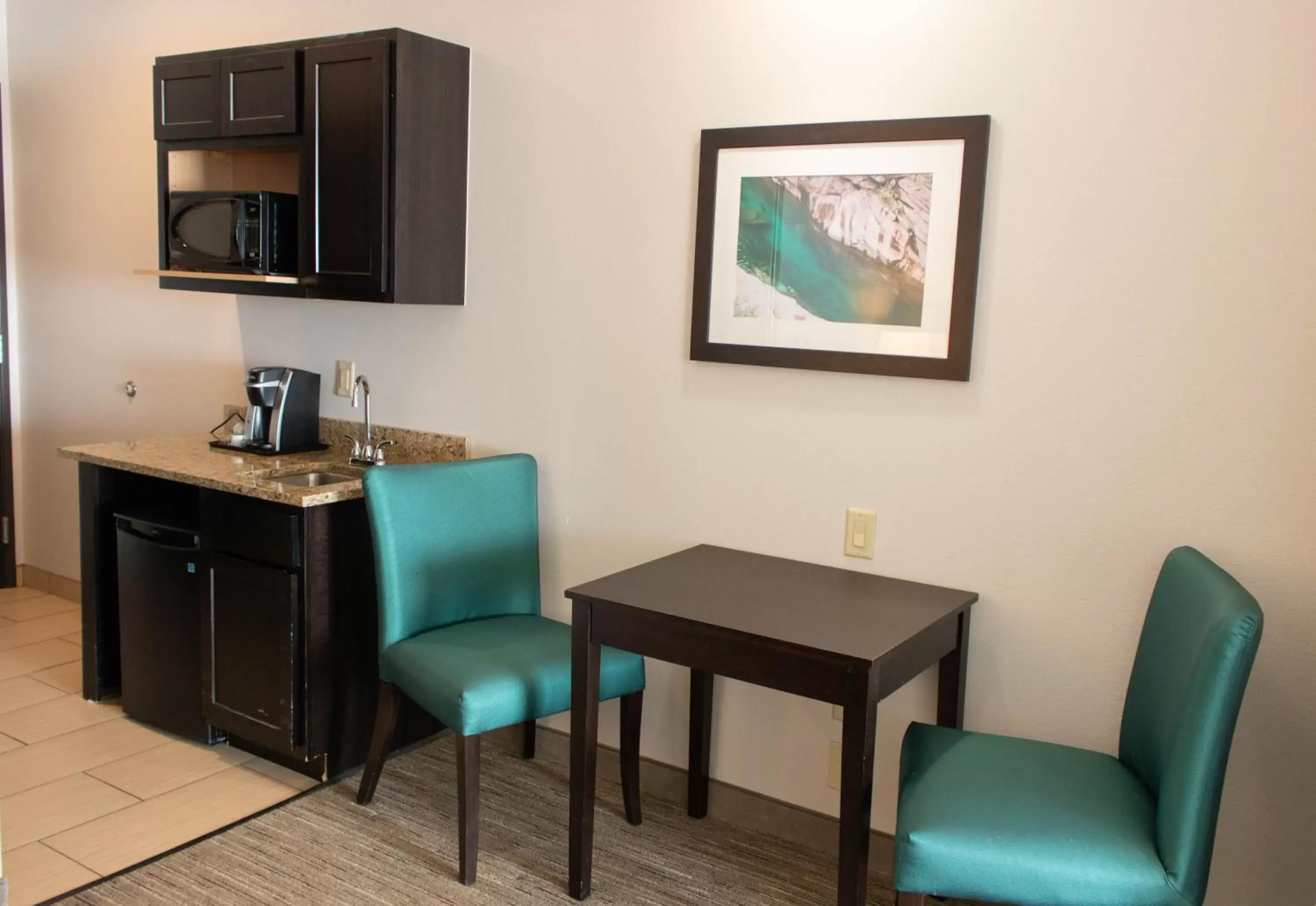 Photo of the whole room, Kitchen/Kitchenette in Holiday Inn Express Hotel & Suites Temple-Medical Center Area, an IHG Hotel