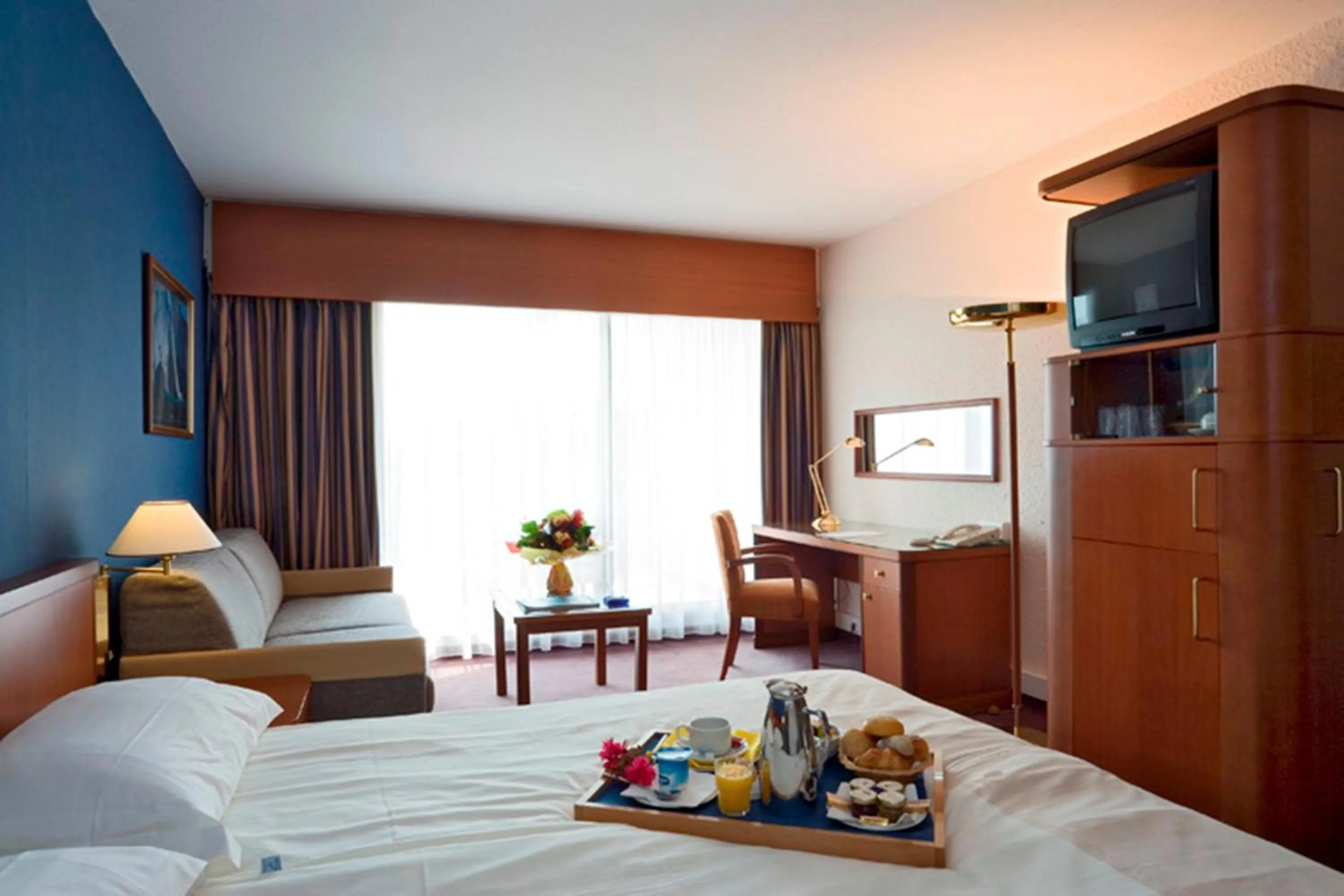 Photo of the whole room in Hotel Cannes Montfleury