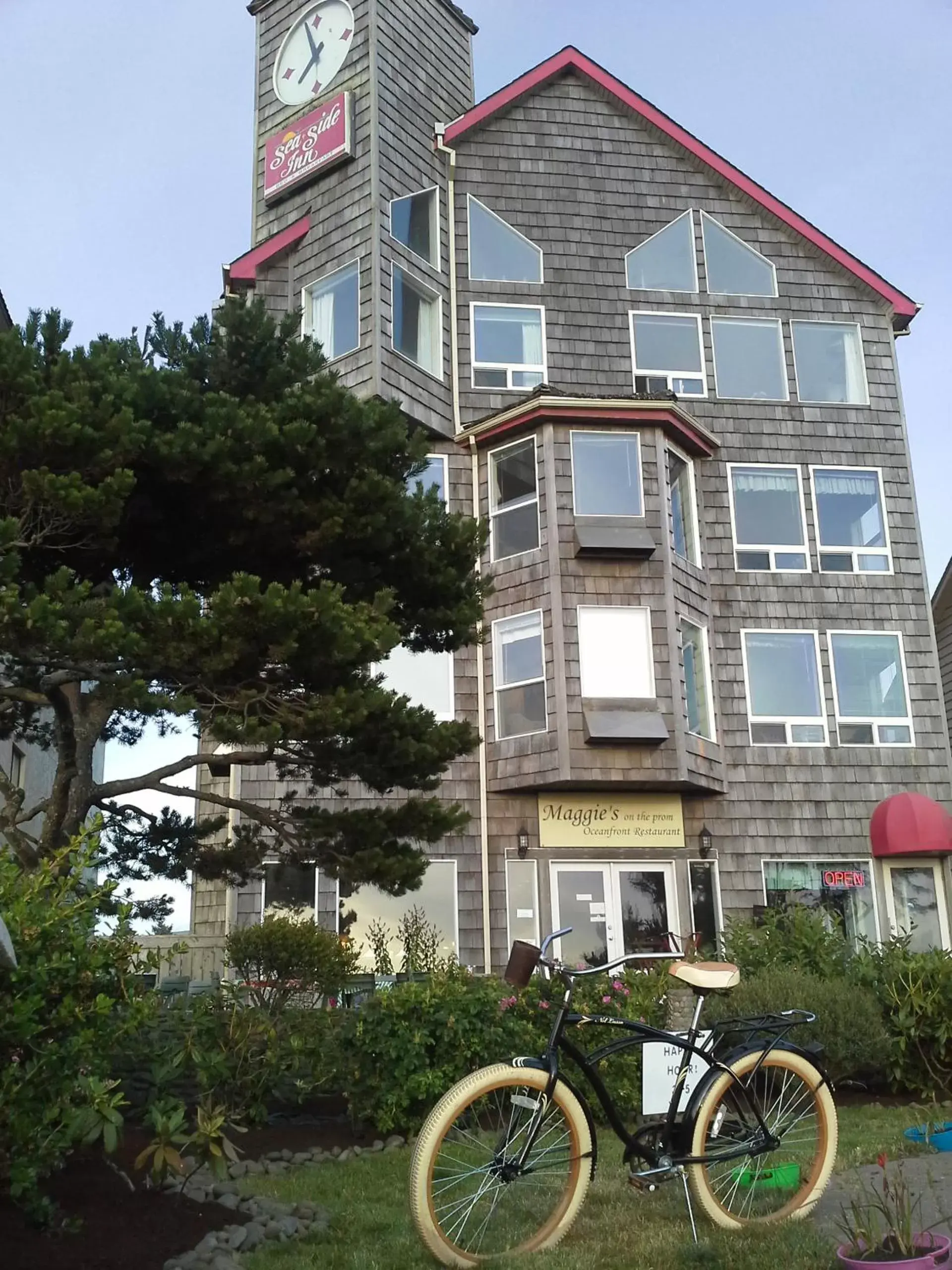 Facade/entrance, Property Building in The Seaside Oceanfront Inn