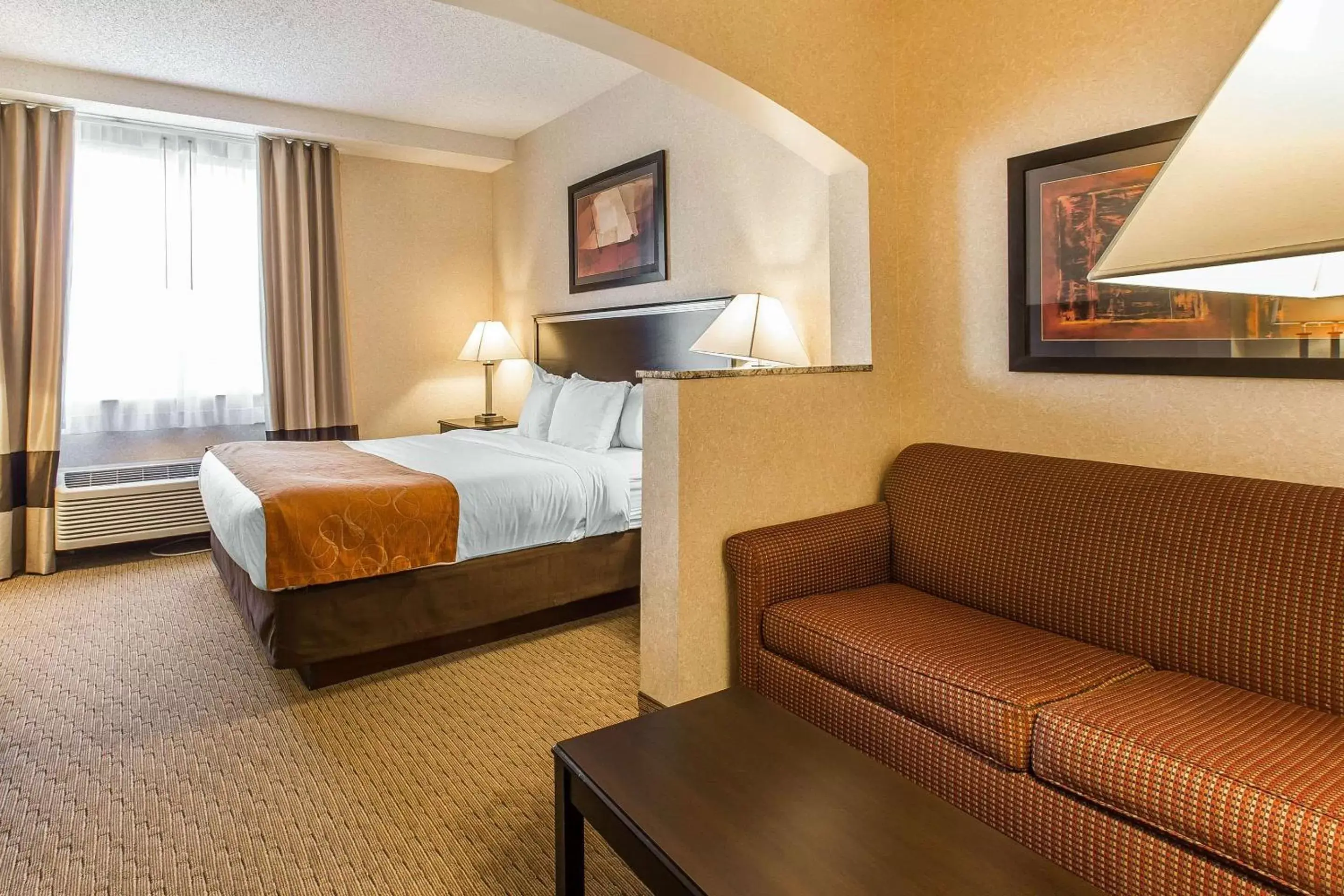 Photo of the whole room in Comfort Suites Summit County