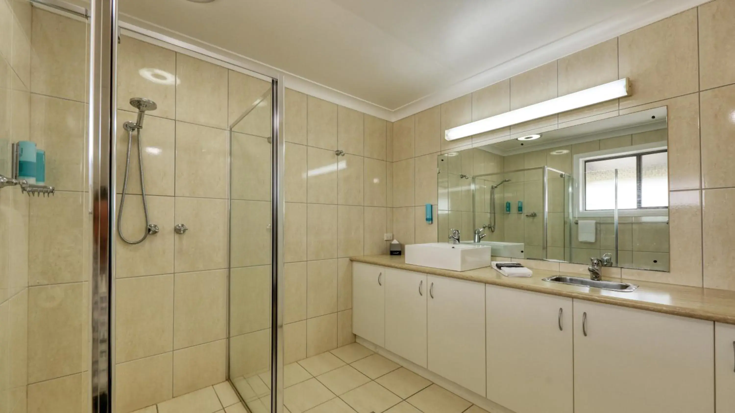 Shower, Bathroom in Motel Meneres