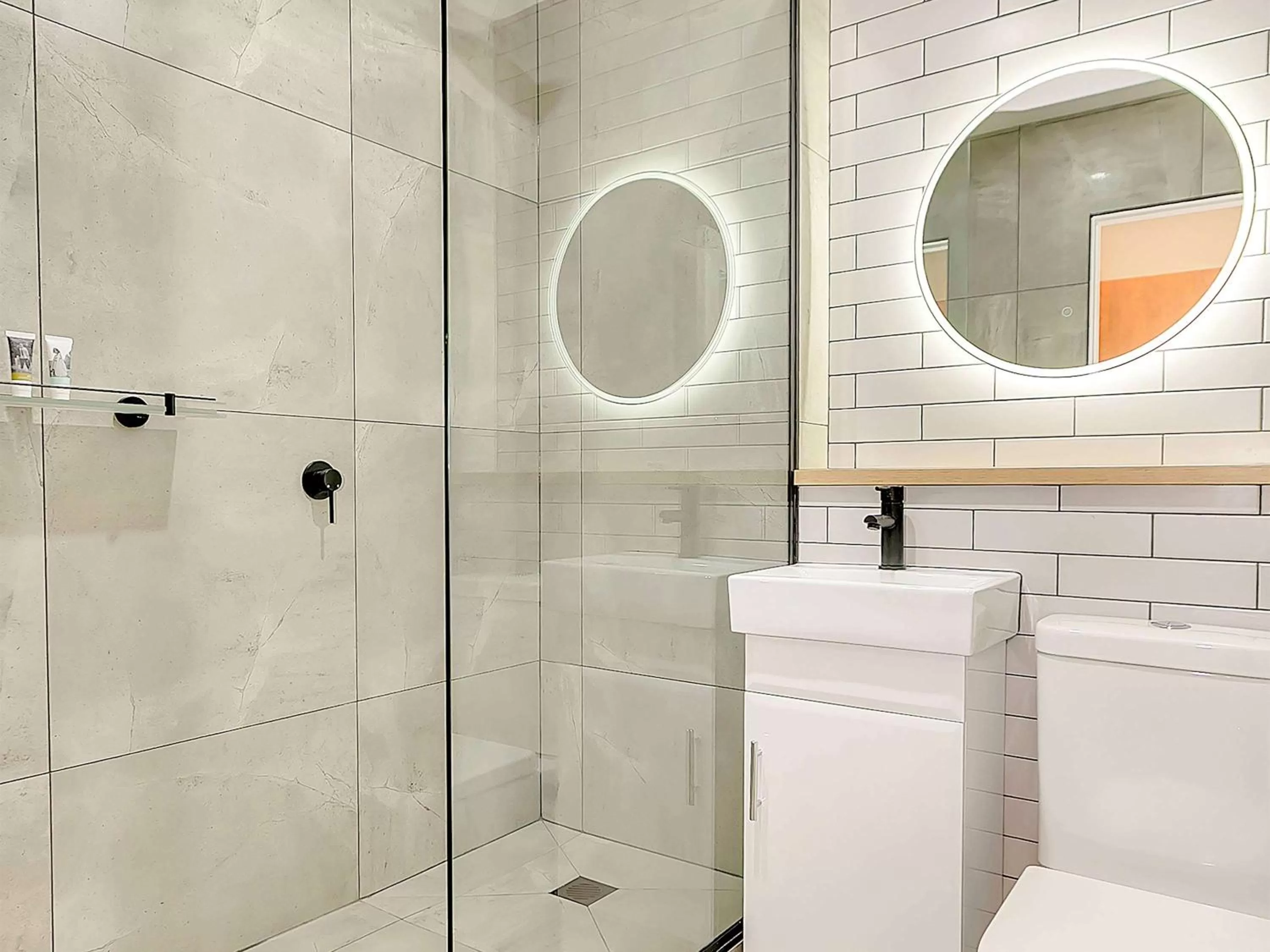 Photo of the whole room in Mercure Launceston