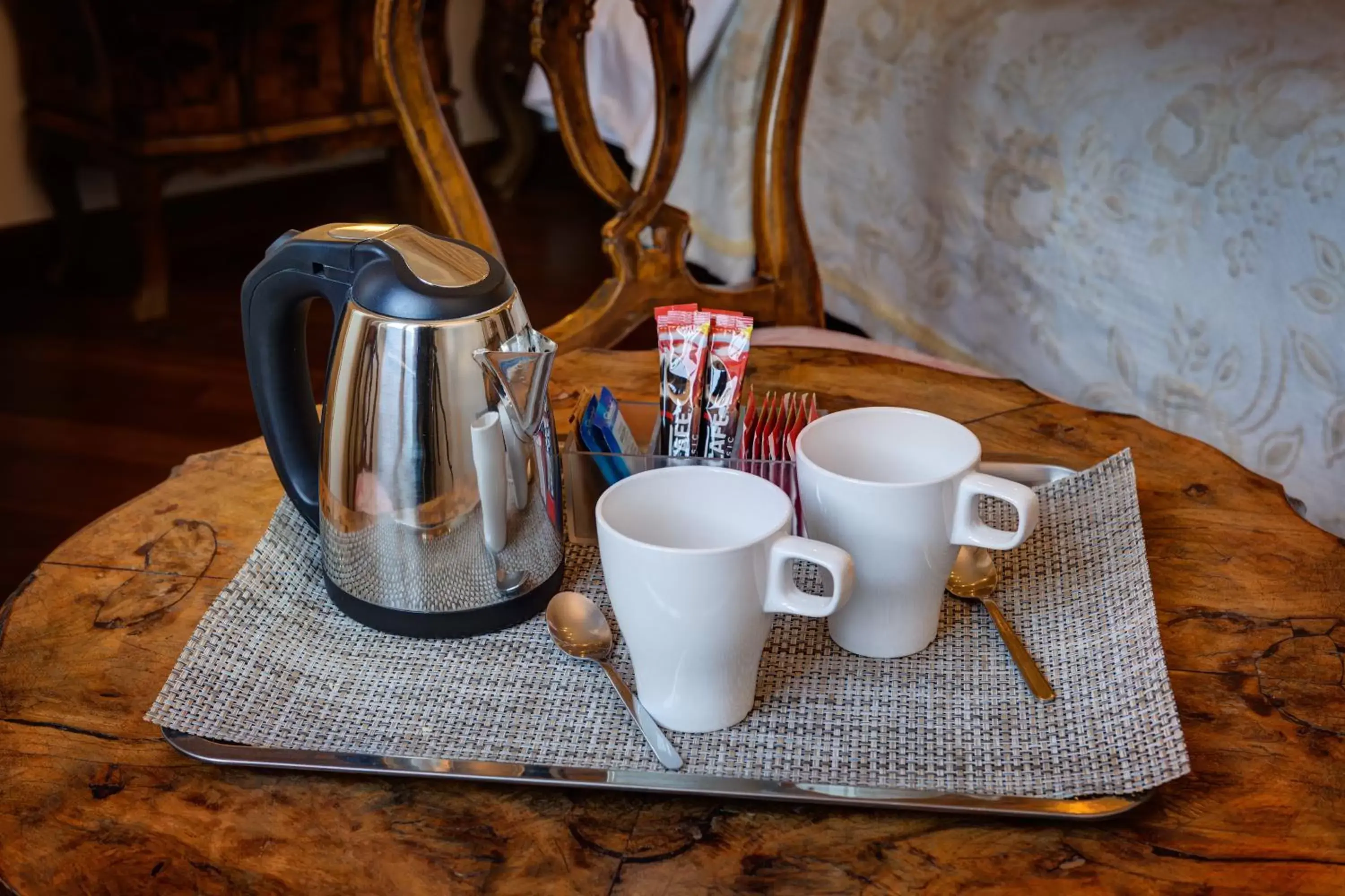 Coffee/tea facilities in Little Rhome Suites