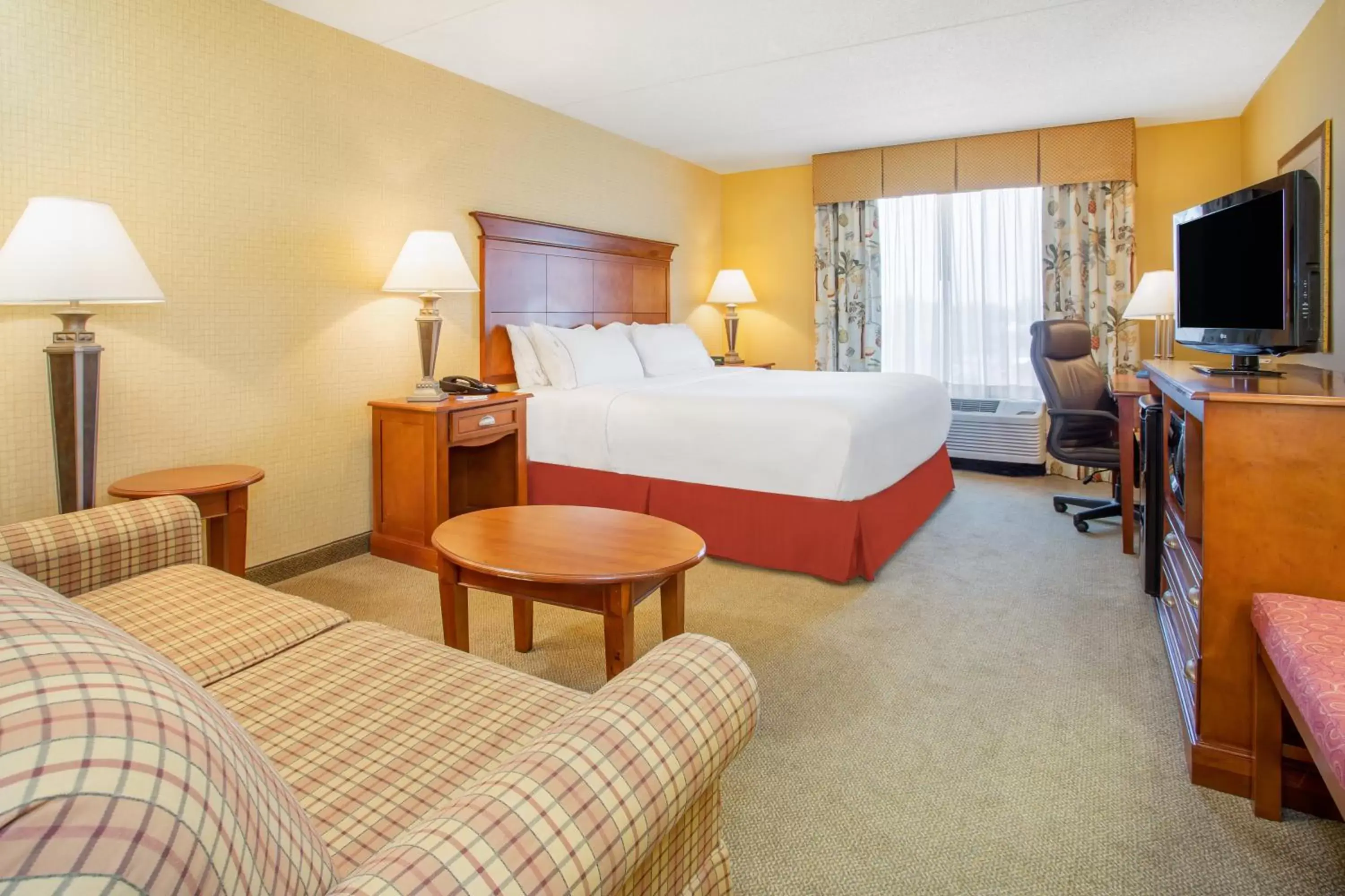 Bedroom, TV/Entertainment Center in Holiday Inn Express & Suites Bloomington, an IHG Hotel