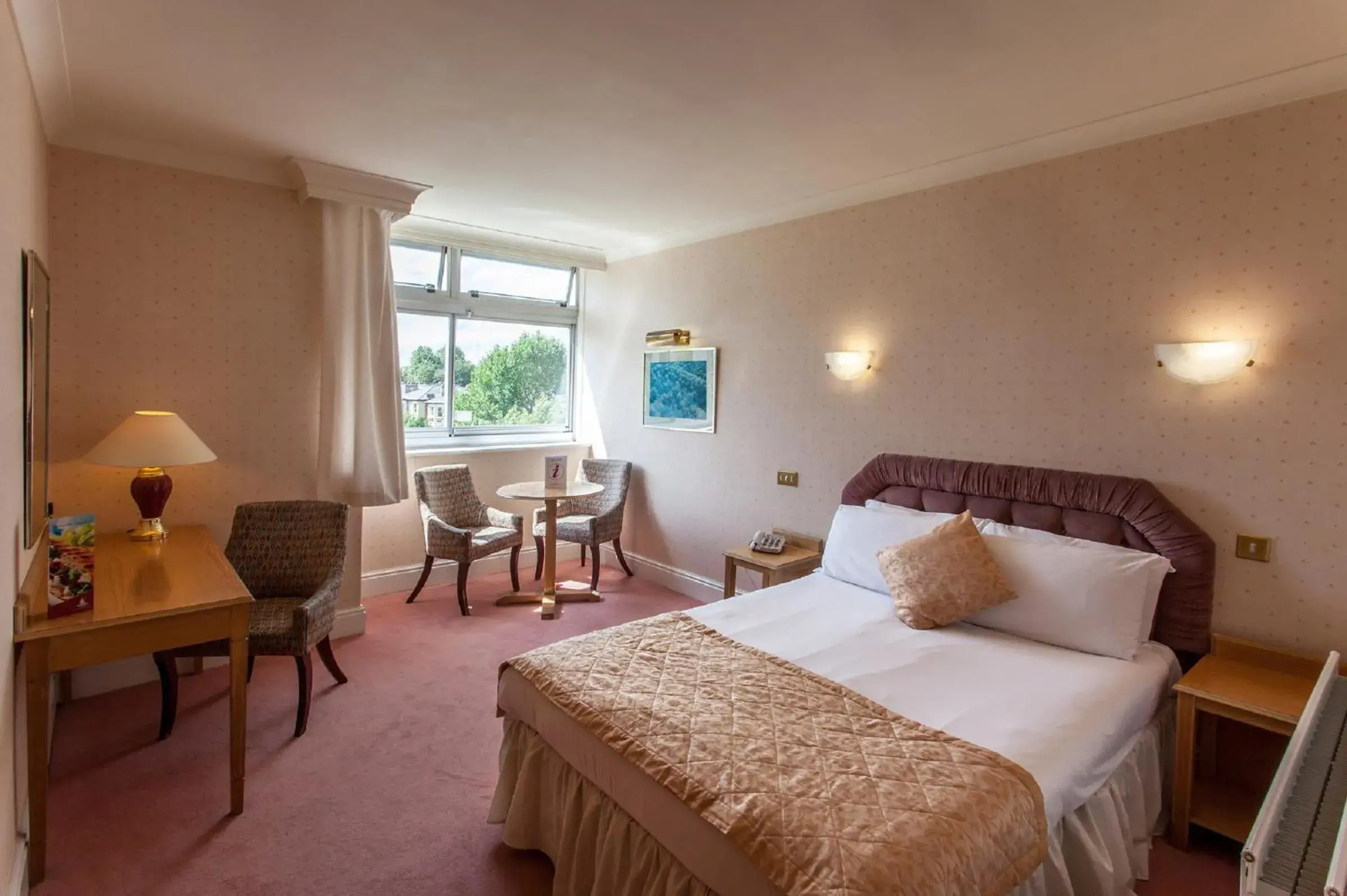 Bed, Room Photo in Britannia Hotel, Hampstead