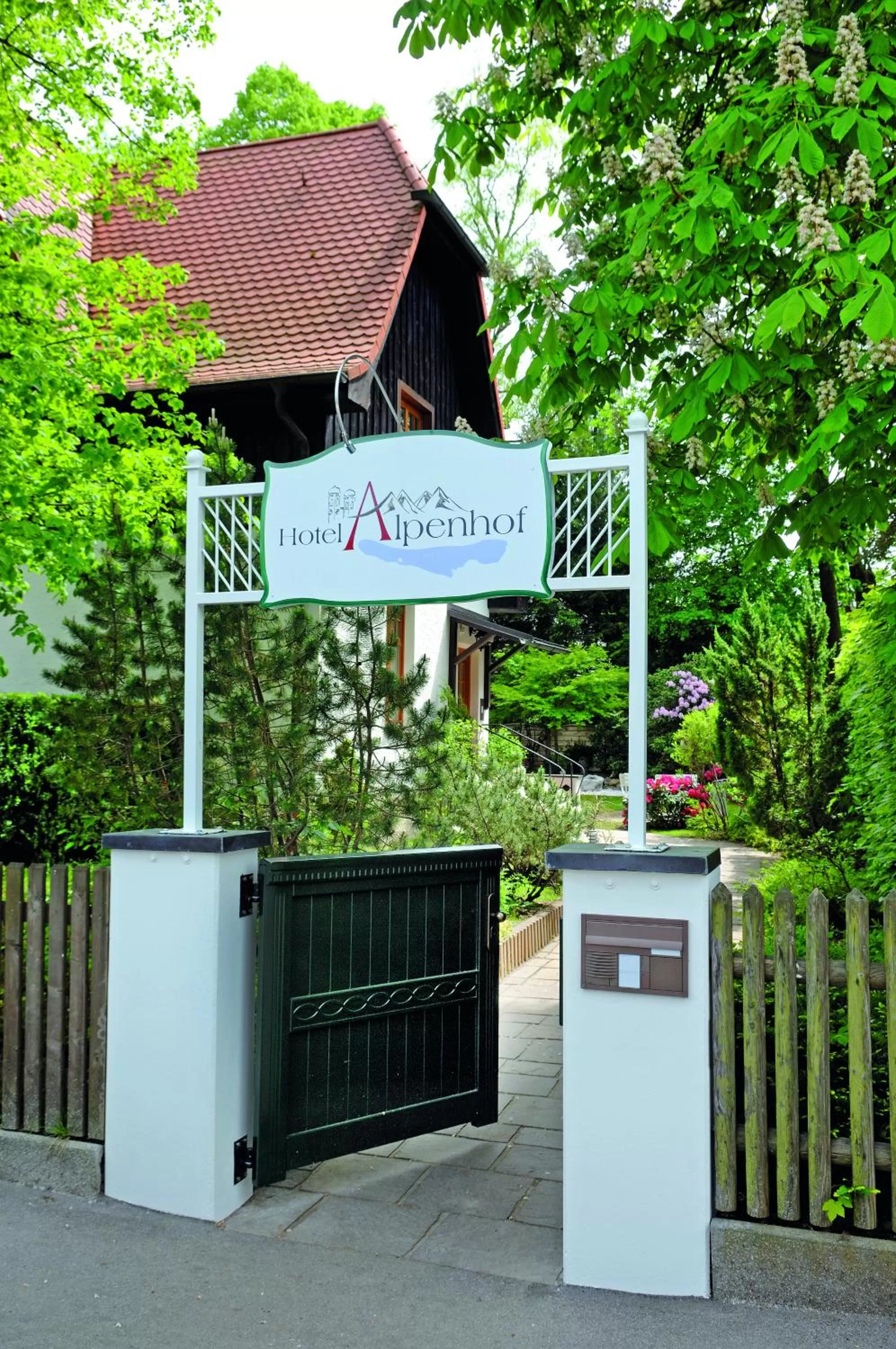 Facade/entrance in Hotel Alpenhof - ruhige Wohlfühloase zwischen München, dem Fünf-Seenland und den Bergen, in S-Bahnnähe