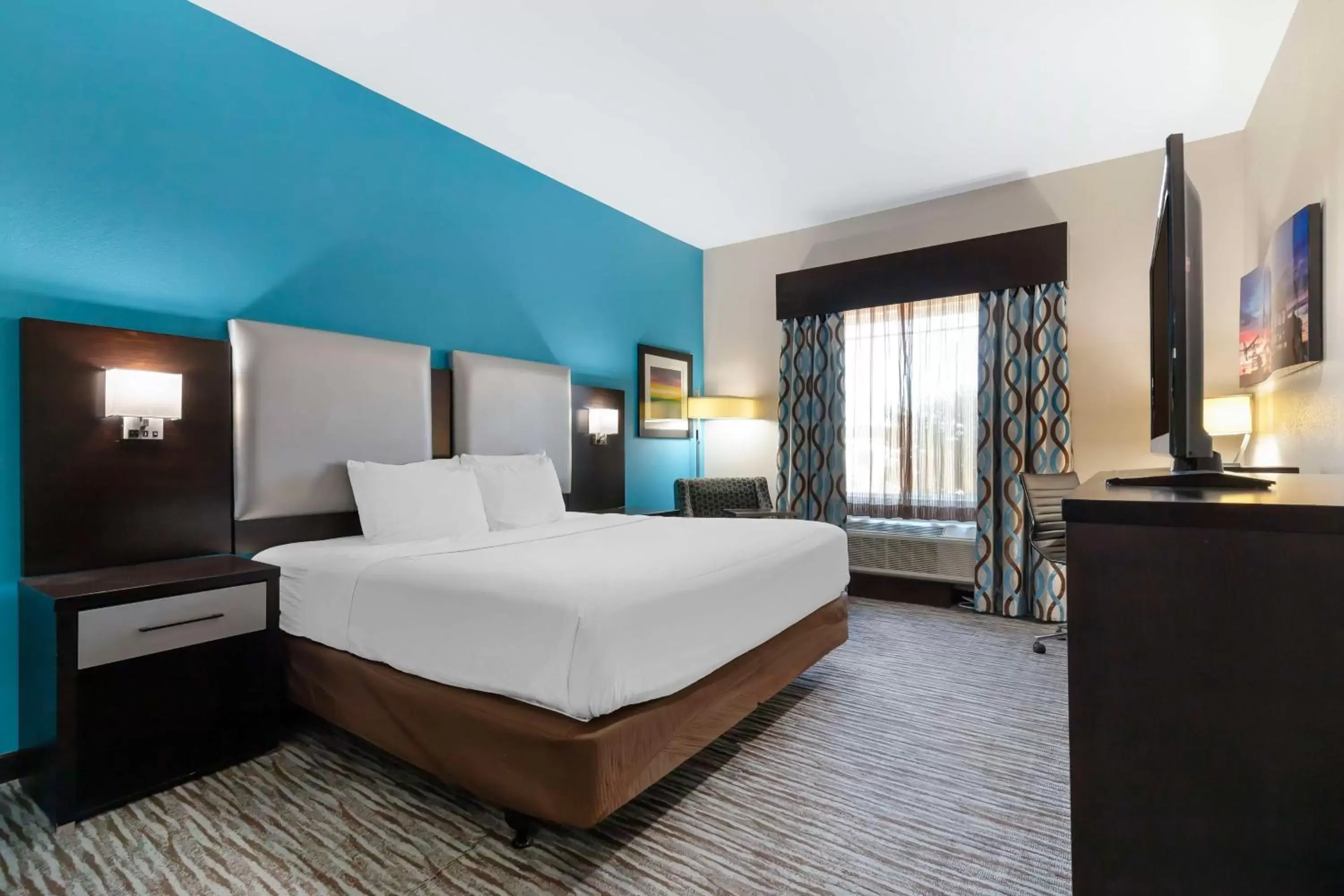 Bedroom in Best Western Plus Pleasanton Hotel
