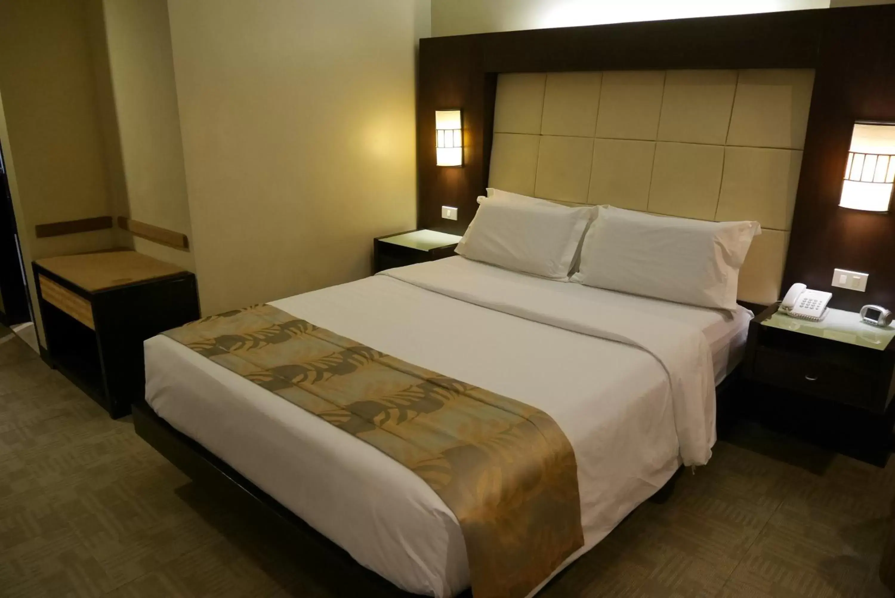 Bed in Circle Inn Hotel and Suites Bacolod