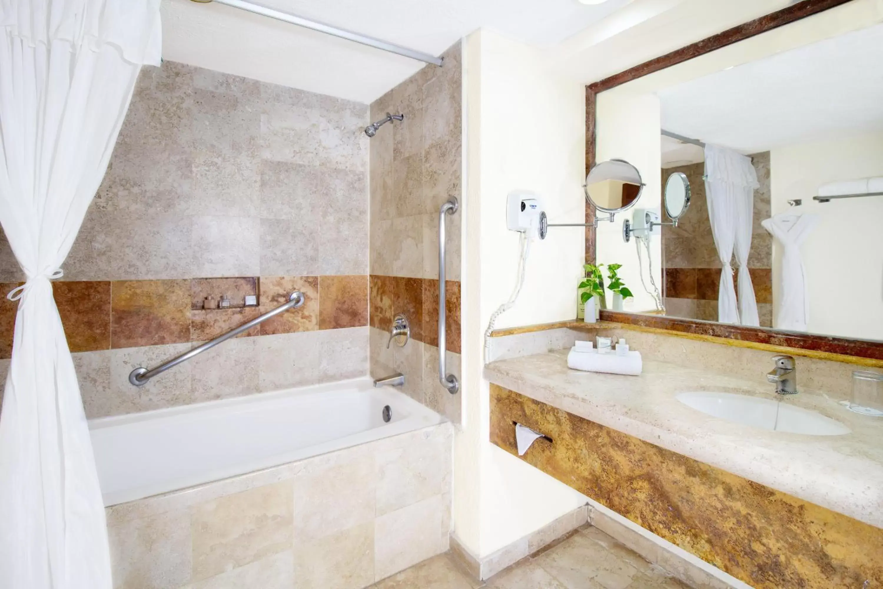 Bathroom in Plaza Pelicanos Grand Beach Resort All Inclusive