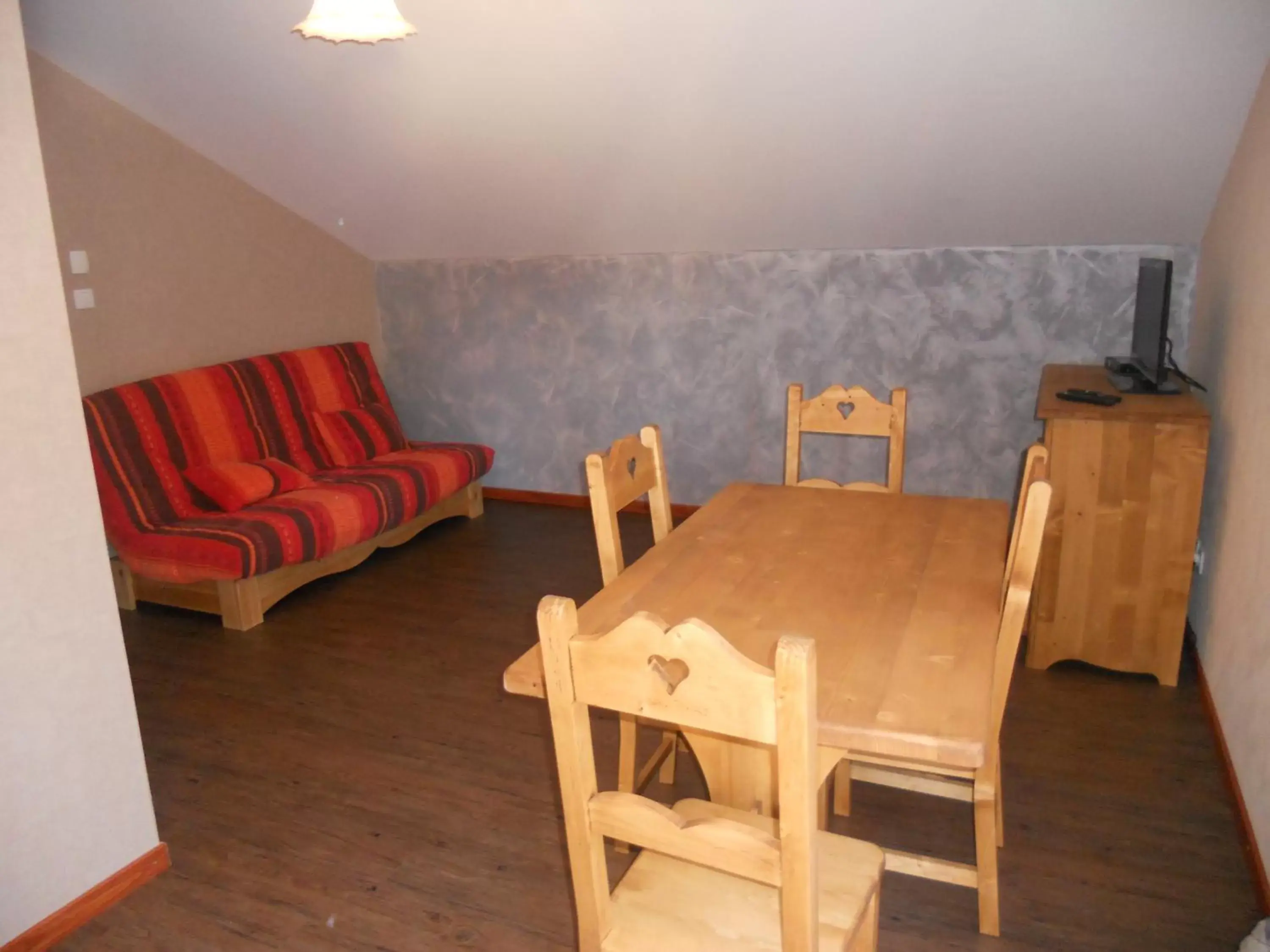 Photo of the whole room, Dining Area in Auberge du Saut des Cuves