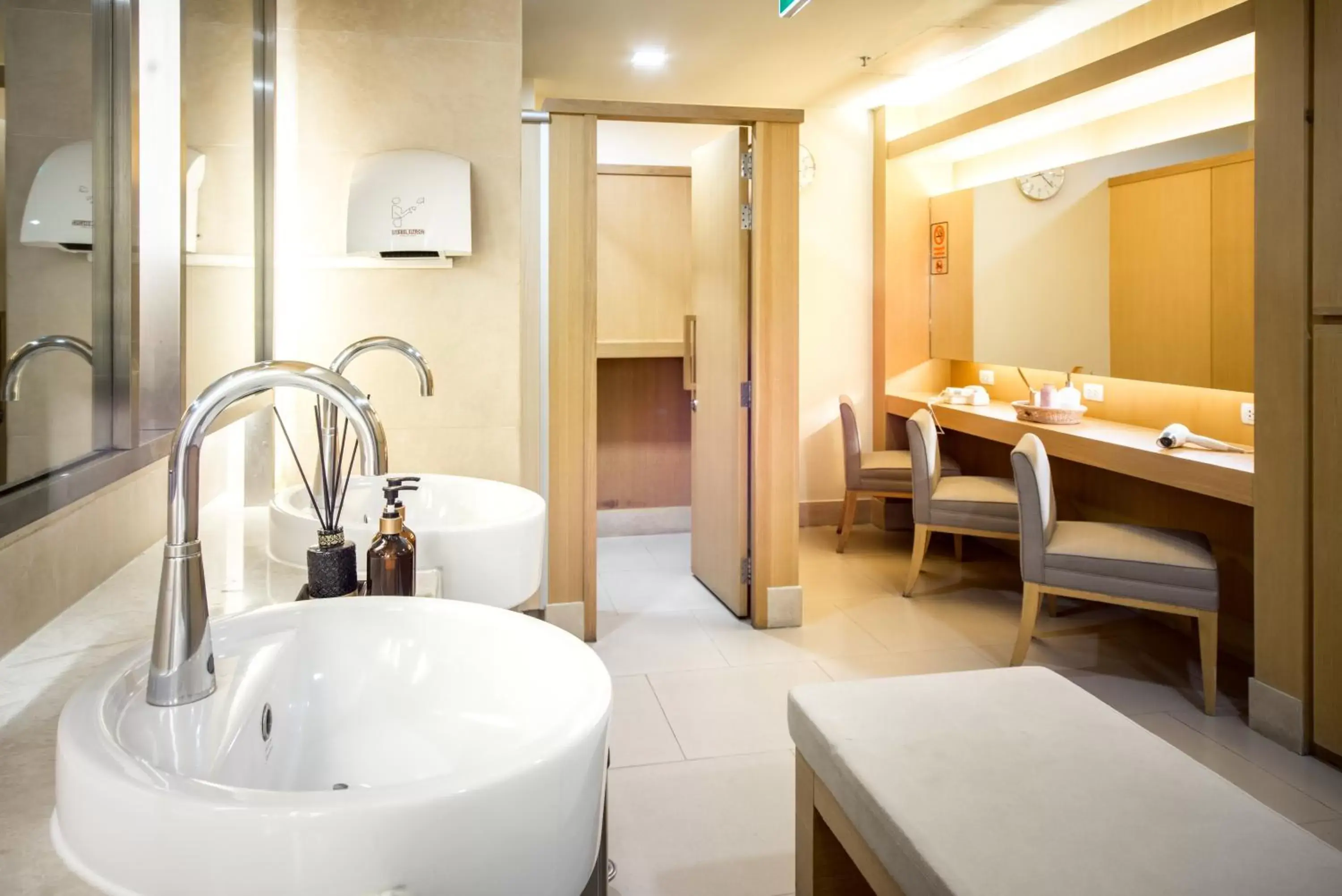 Massage, Bathroom in Sivatel Bangkok Hotel