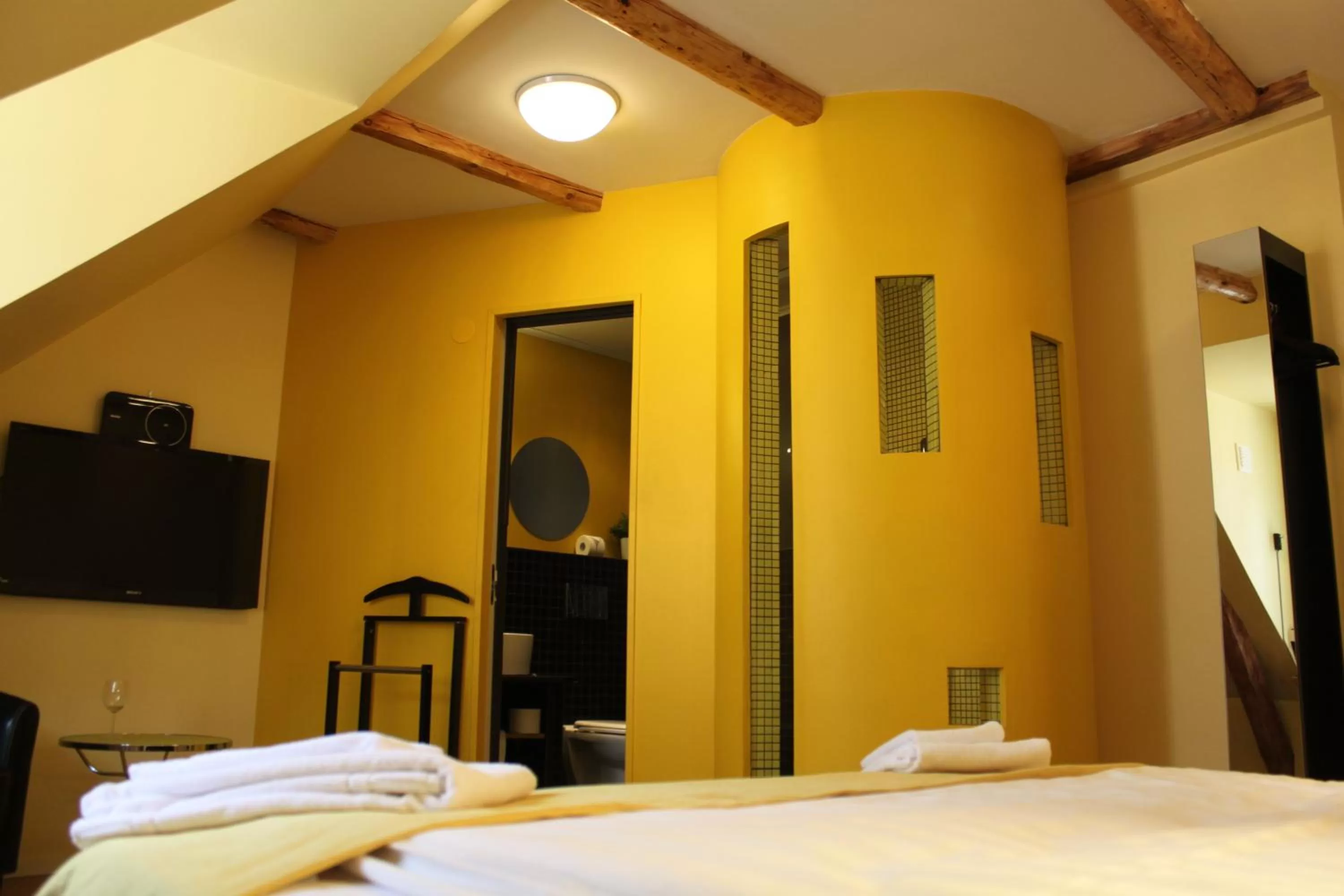 Decorative detail, Bed in Magles Smiley Inn