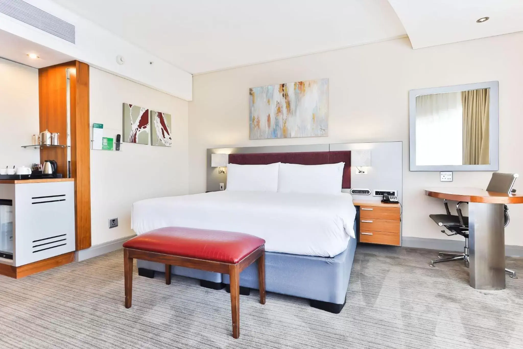 Property building, Bed in Holiday Inn Johannesburg-Rosebank, an IHG Hotel