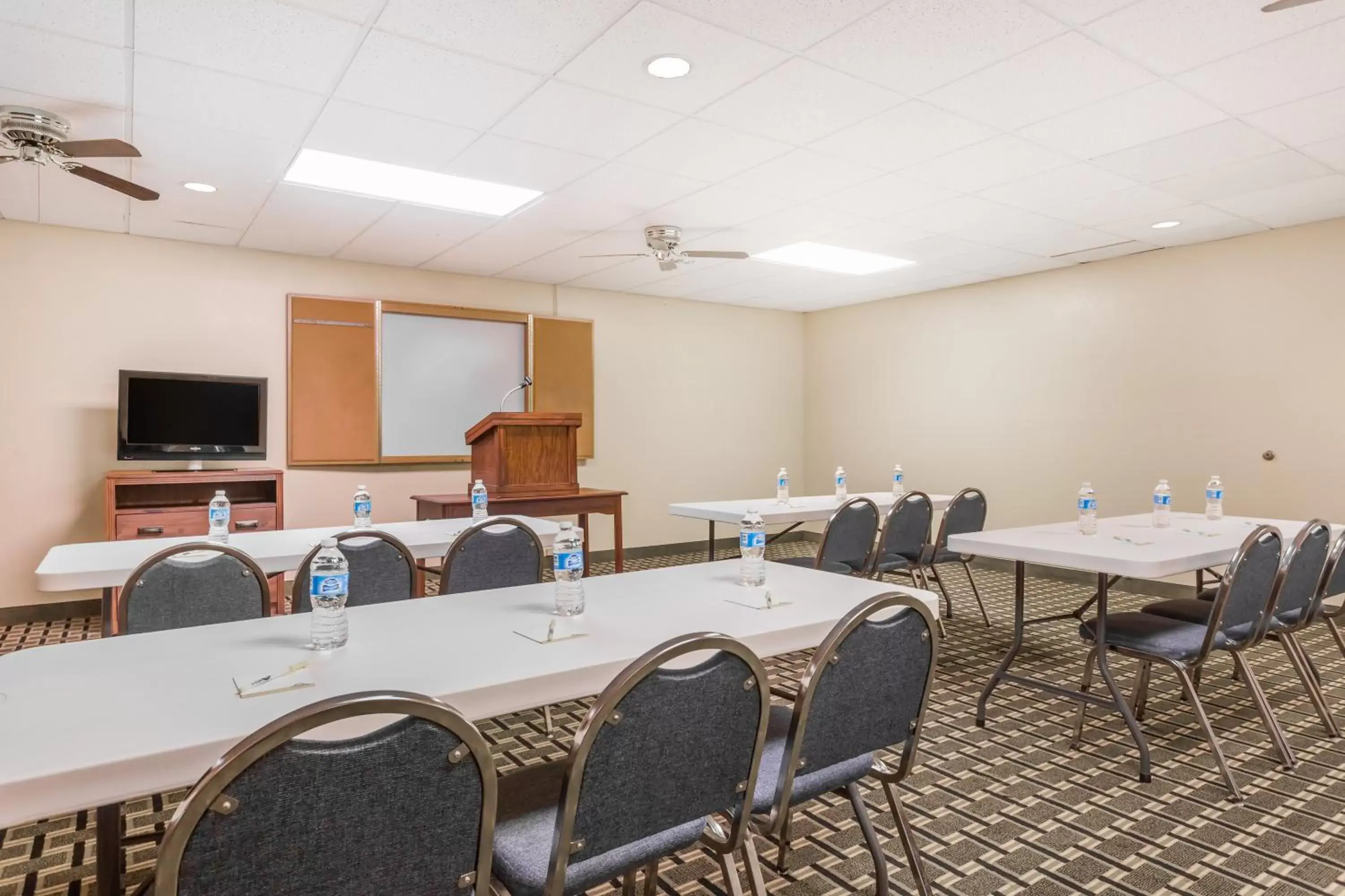 Banquet/Function facilities in Days Inn by Wyndham Trenton