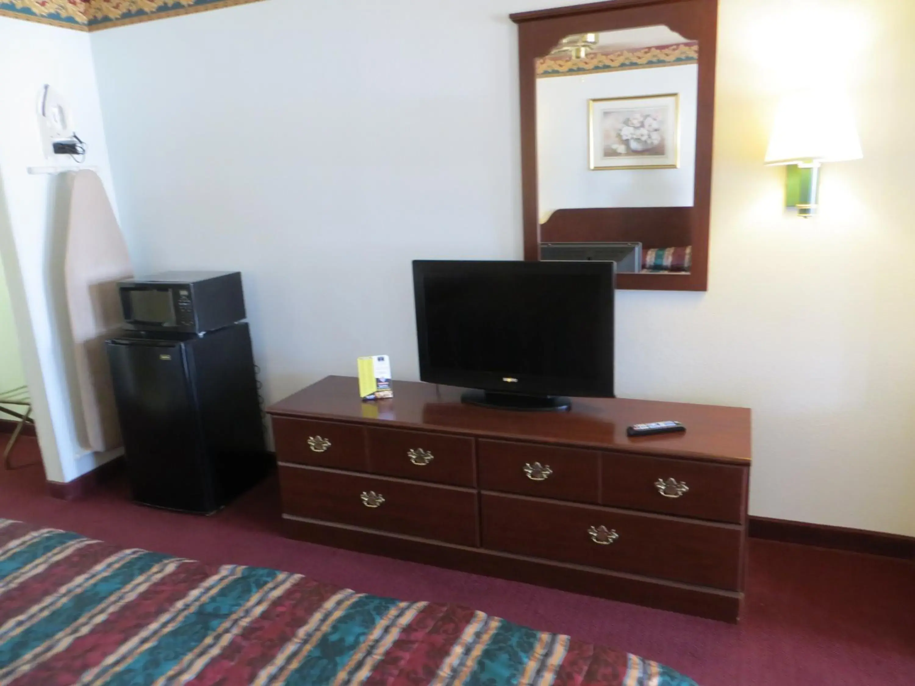 Bed, TV/Entertainment Center in Executive Inn & Suites West Columbia