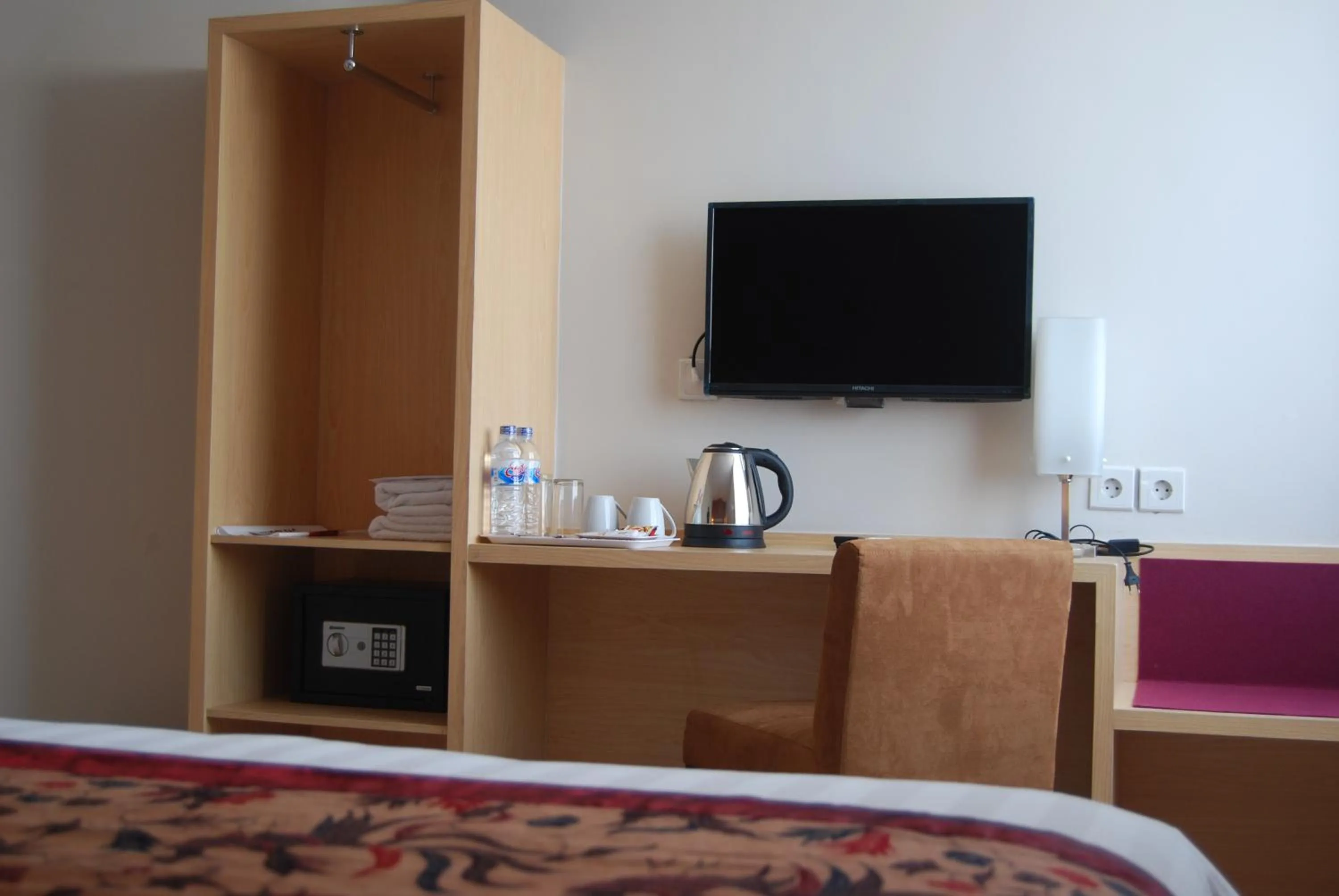 Photo of the whole room, Bed in Bekizaar Hotel Surabaya