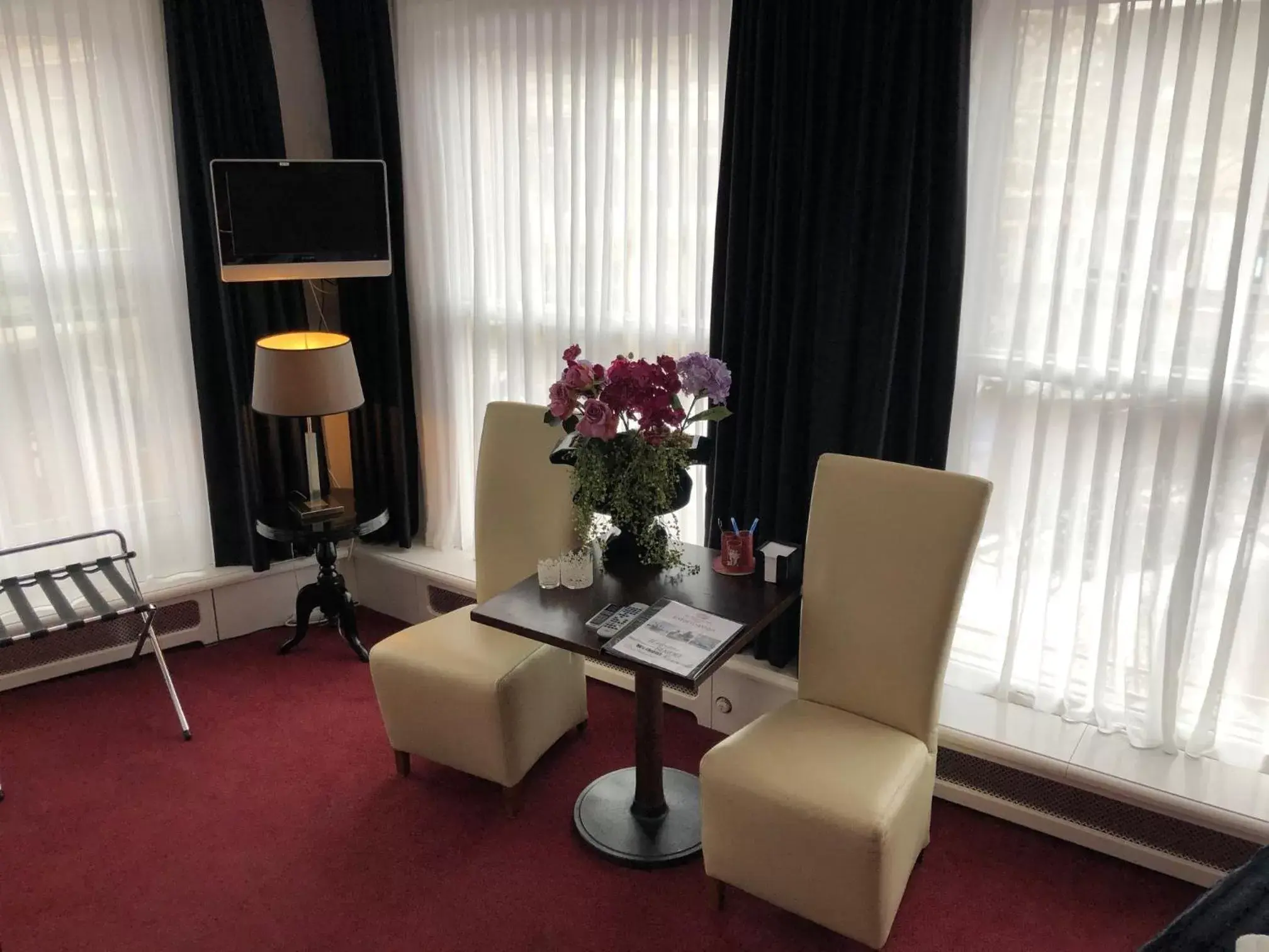 Photo of the whole room, Seating Area in Hotel de Keizerskroon Hoorn