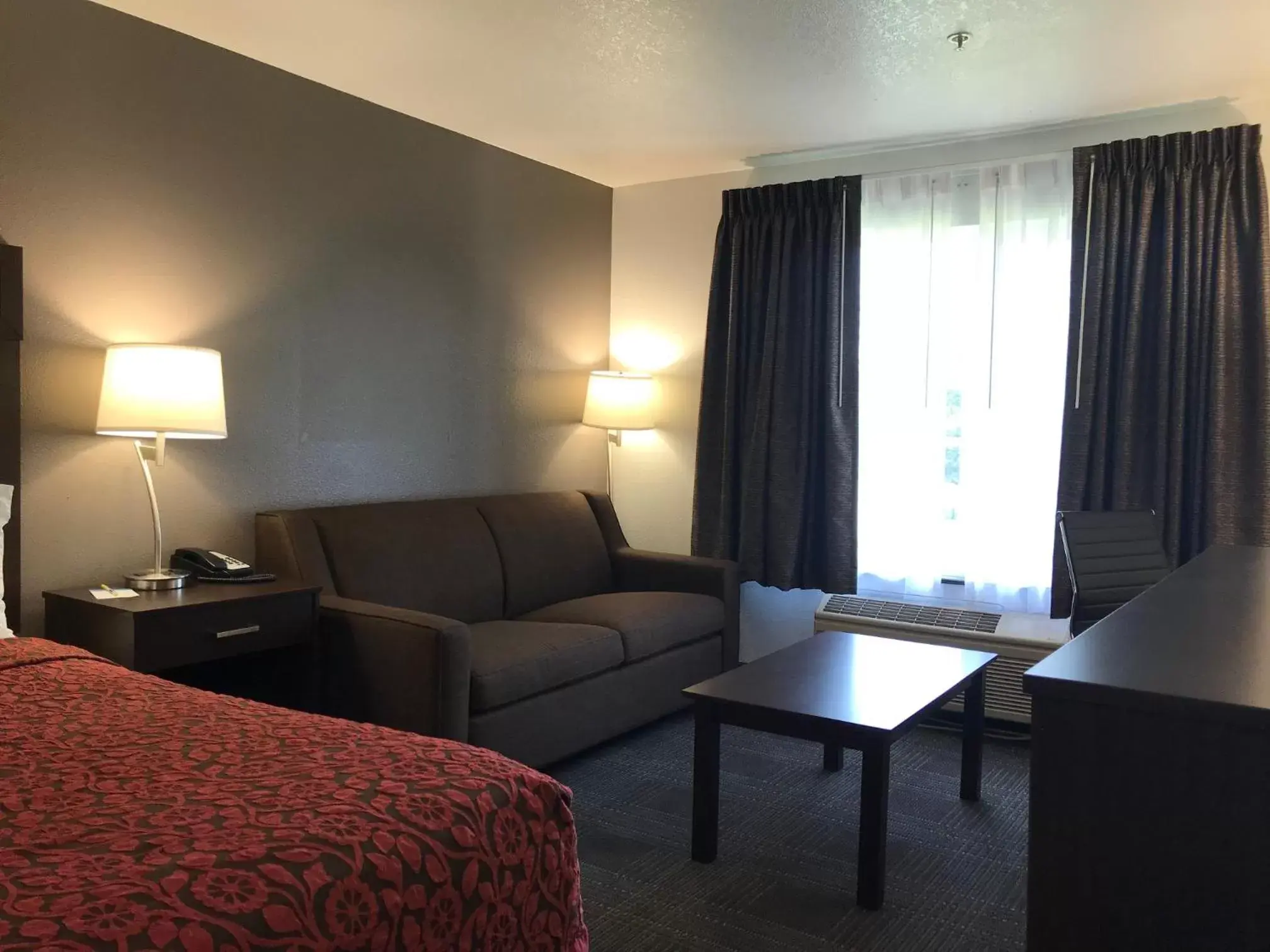 Seating Area in Days Inn & Suites by Wyndham Gresham