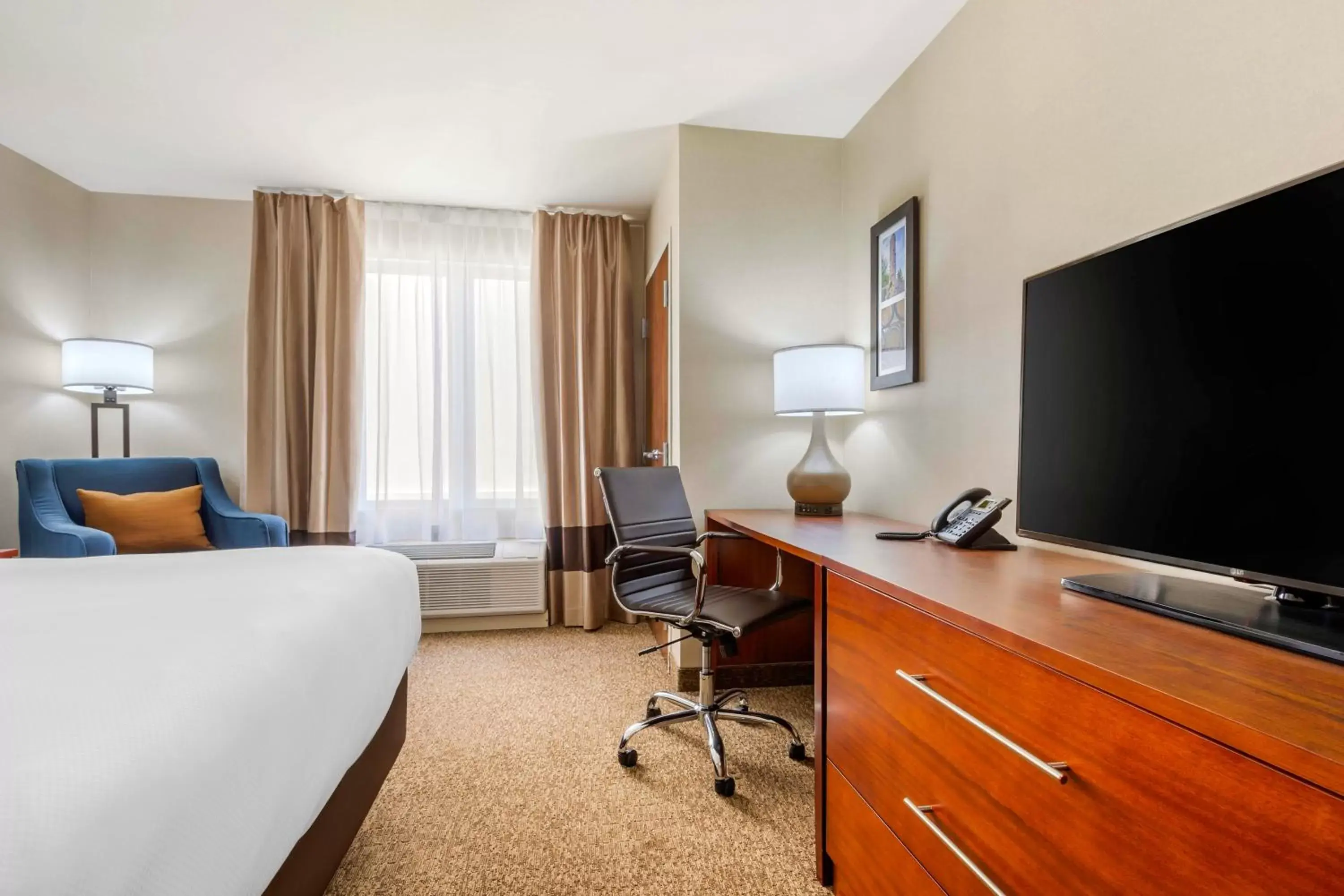 Bedroom, TV/Entertainment Center in Comfort Inn & Suites