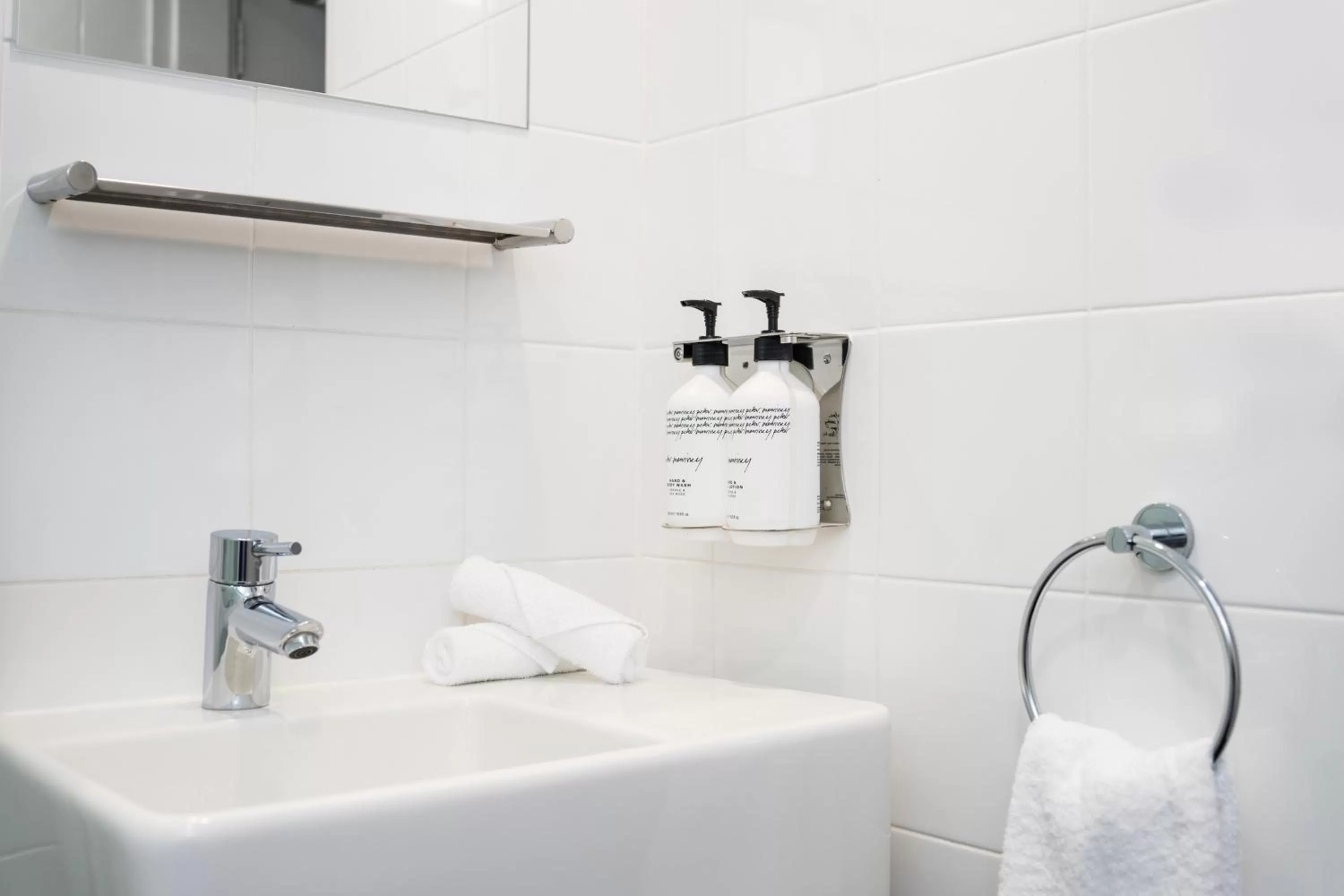 Bathroom in Travelodge Hotel Hobart