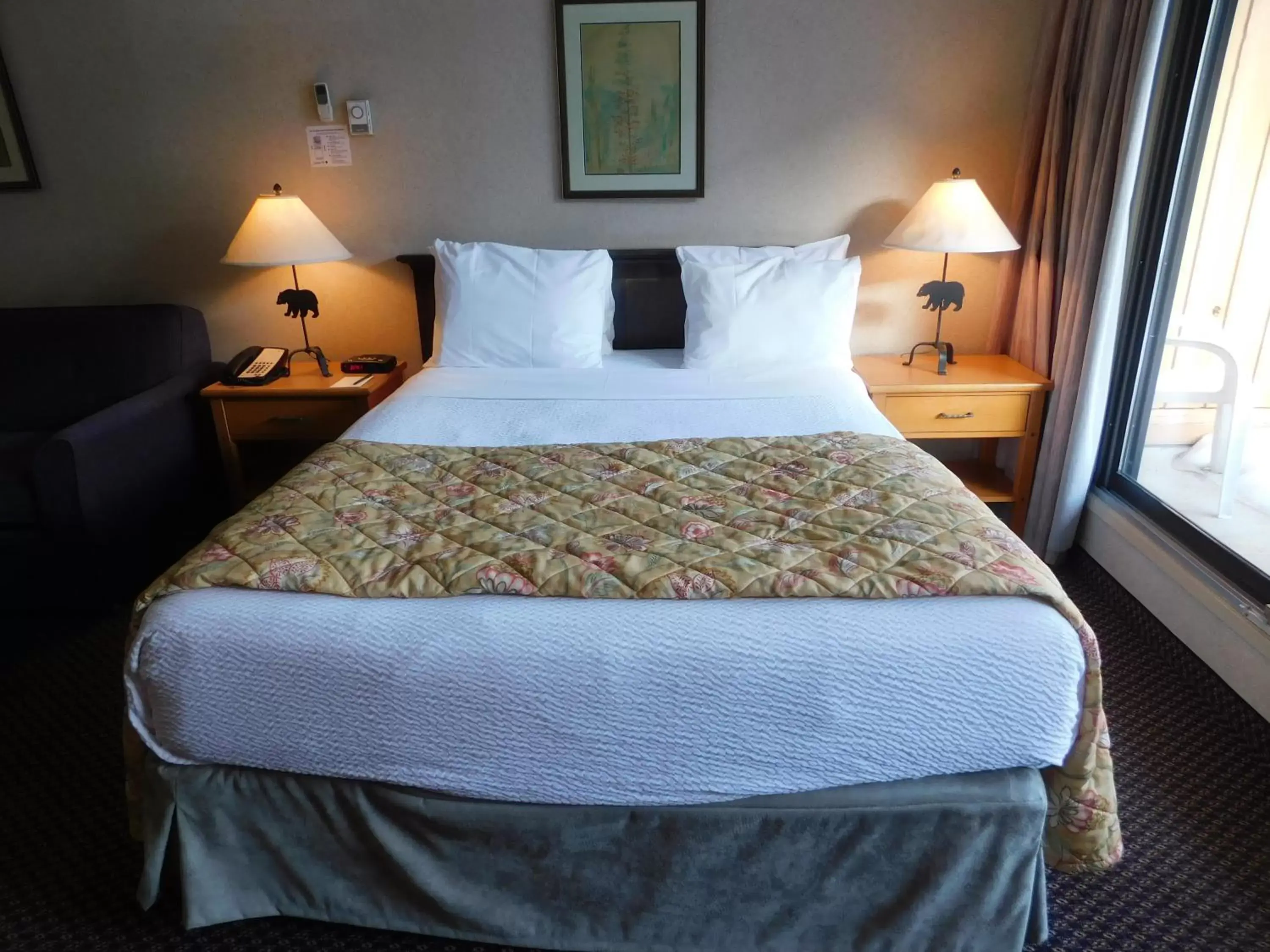 Bedroom, Bed in Douglas Fir Resort & Chalets