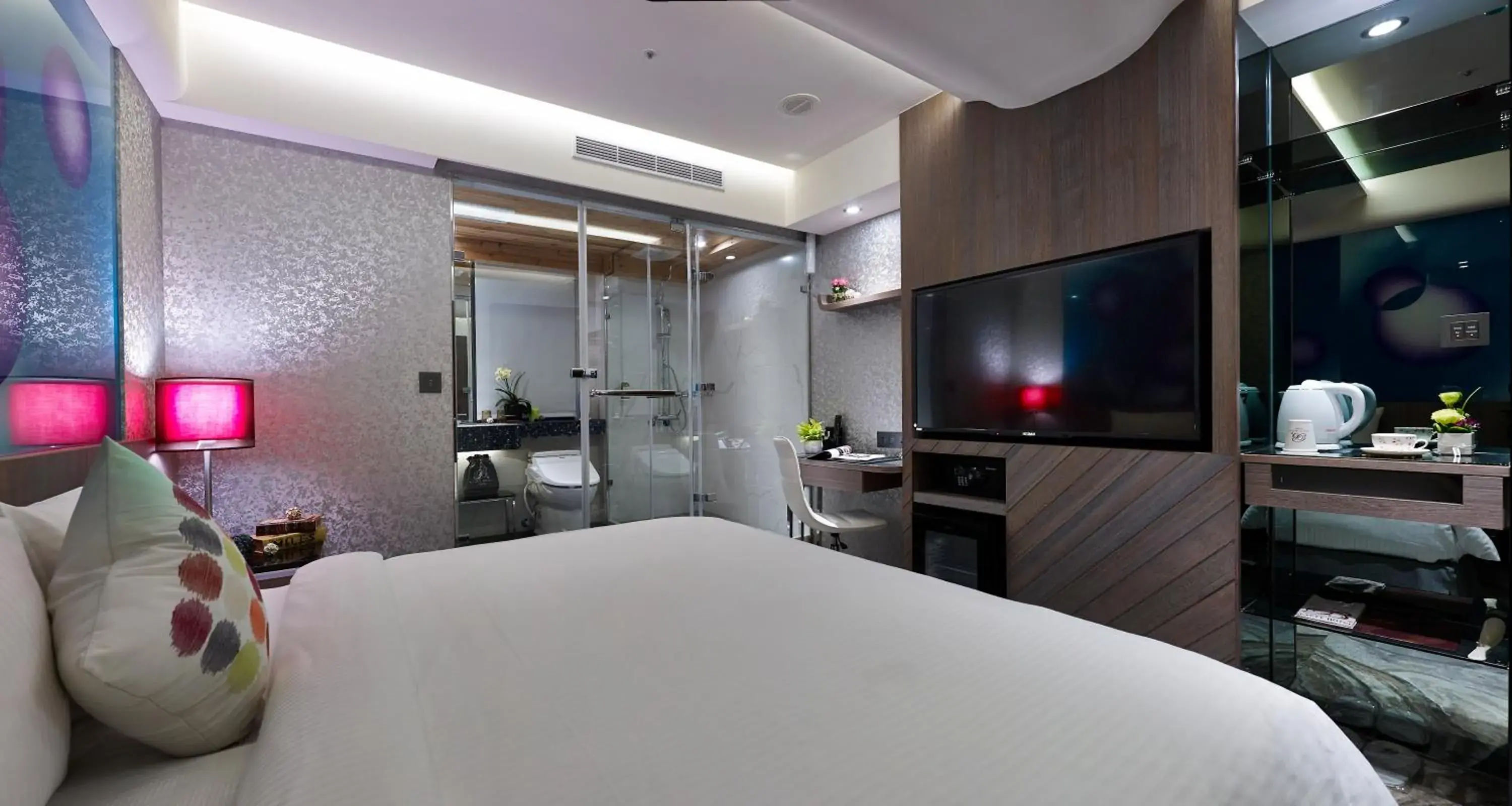 Bed, TV/Entertainment Center in Beauty Hotels Taipei - Hotel Bfun