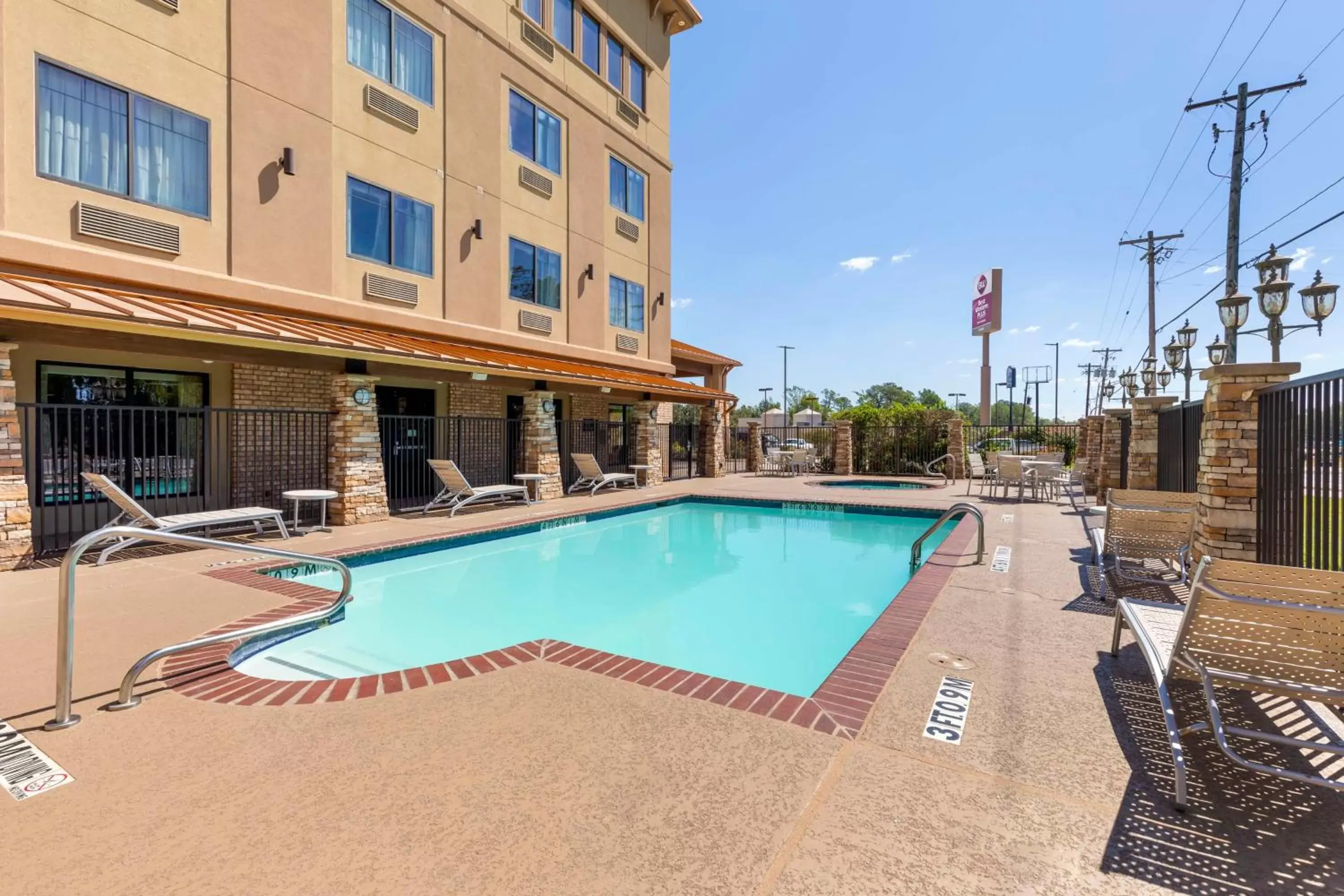 Pool view, Swimming Pool in Best Western Plus Classic Inn and Suites