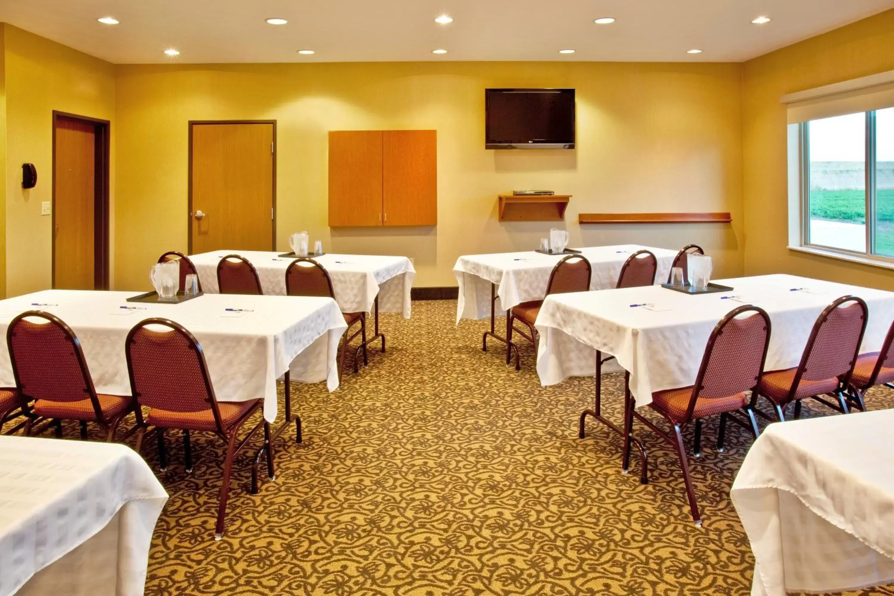 Meeting/conference room in Holiday Inn Express Hotel & Suites Sheldon, an IHG Hotel