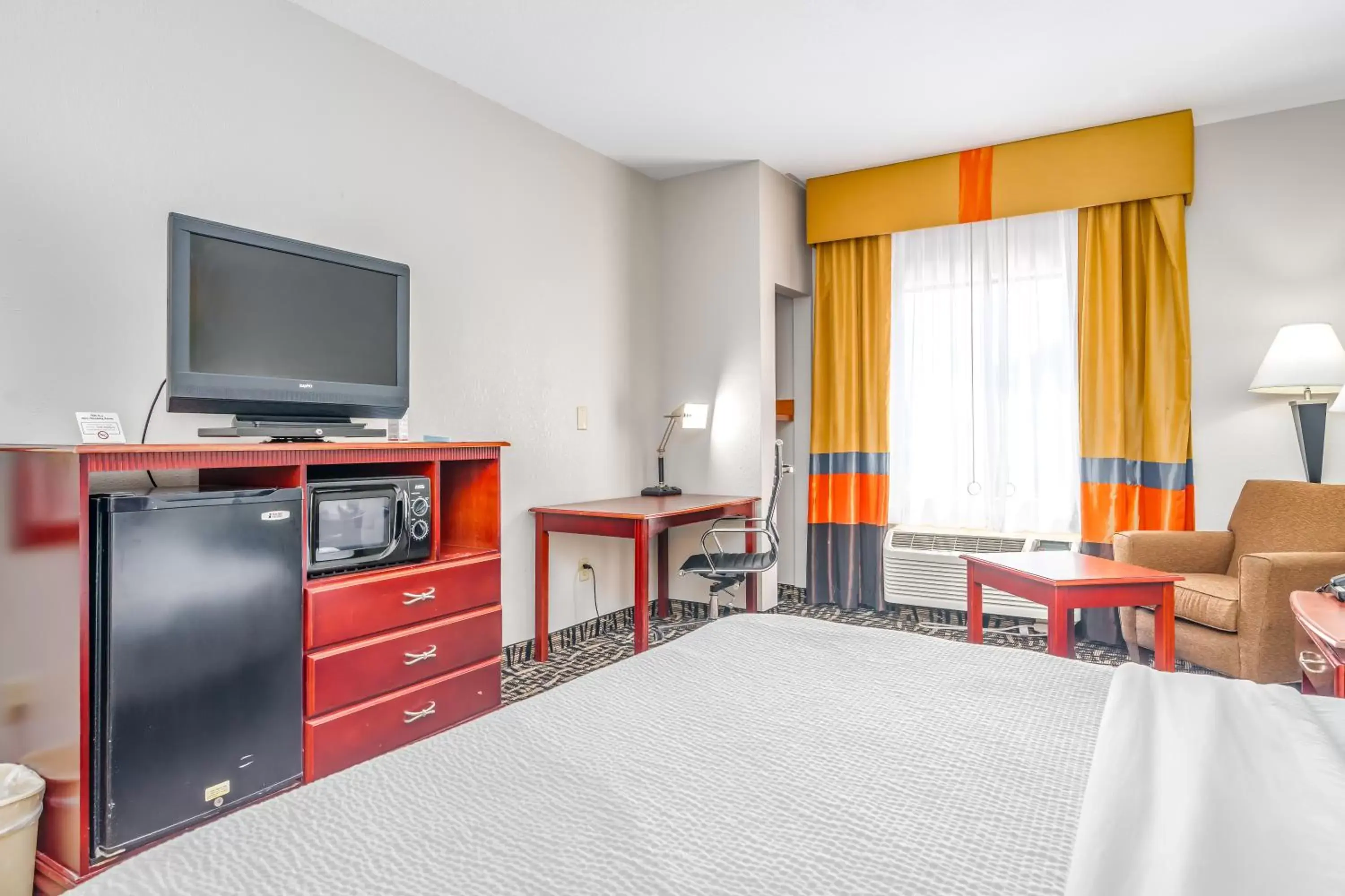 Bedroom, TV/Entertainment Center in Days Inn & Suites by Wyndham Prattville-Montgomery