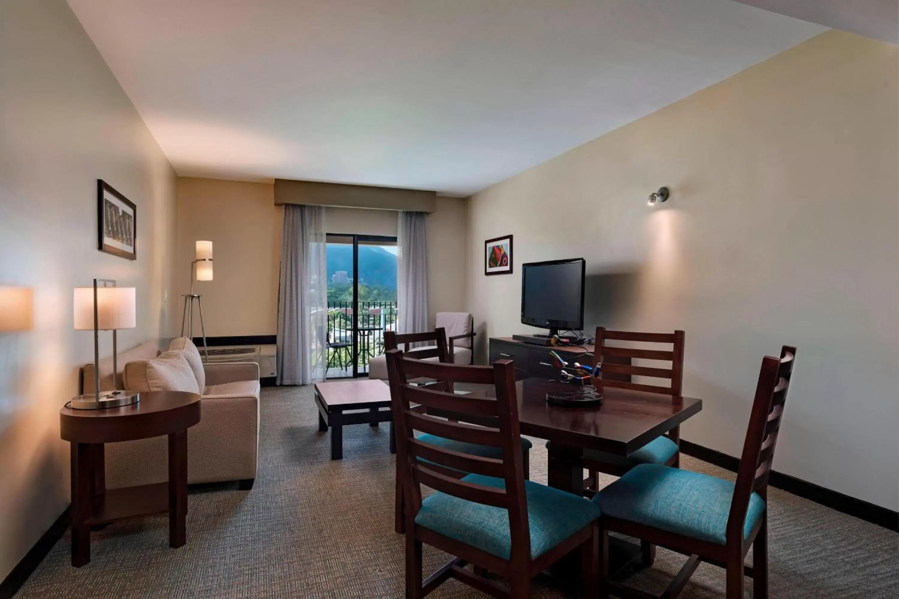 Living room in Courtyard by Marriott San Salvador