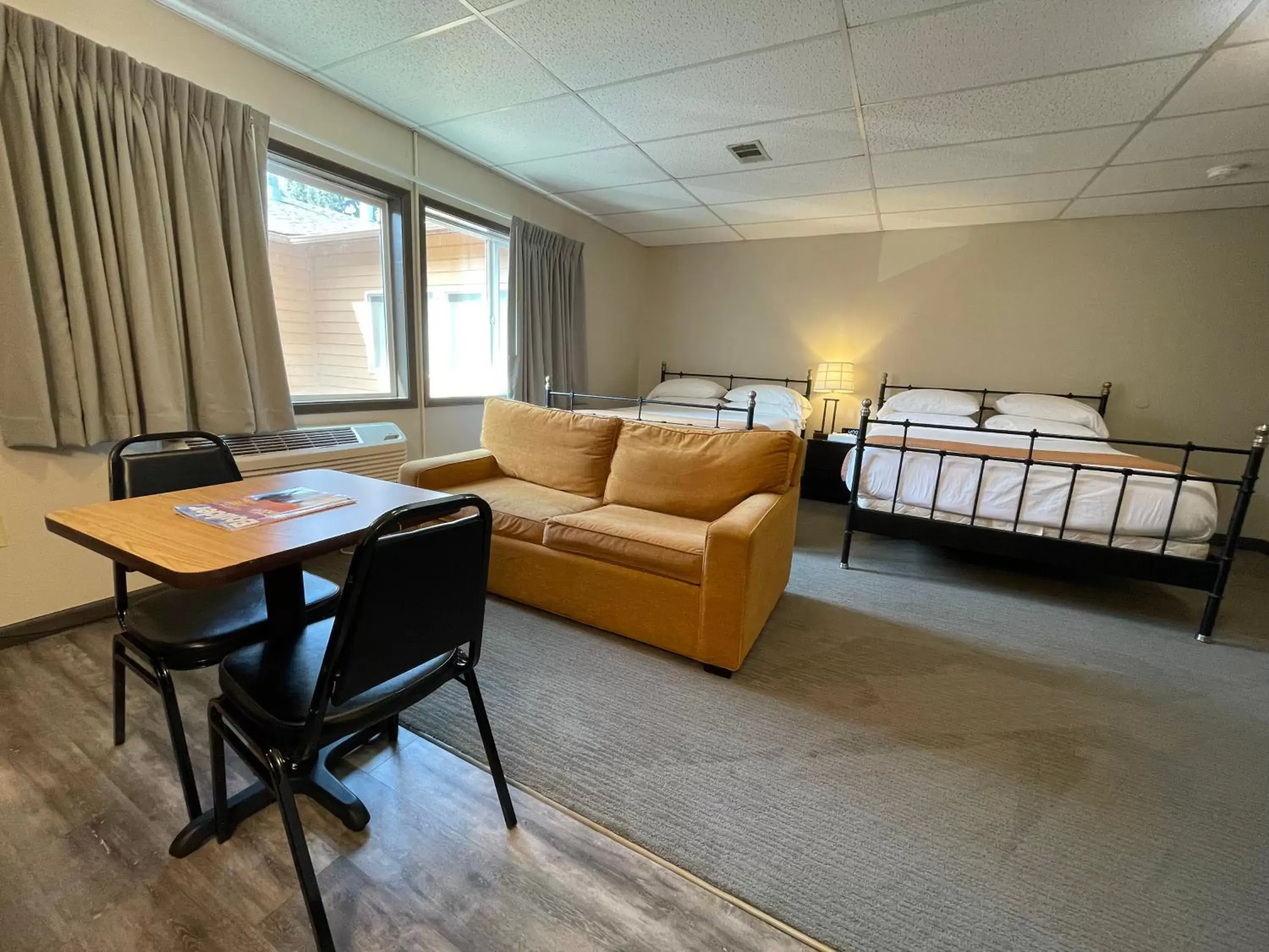 Seating area, Bed in Boulder Twin Lakes Inn Seating area, Bed in Boulder Twin Lakes Inn