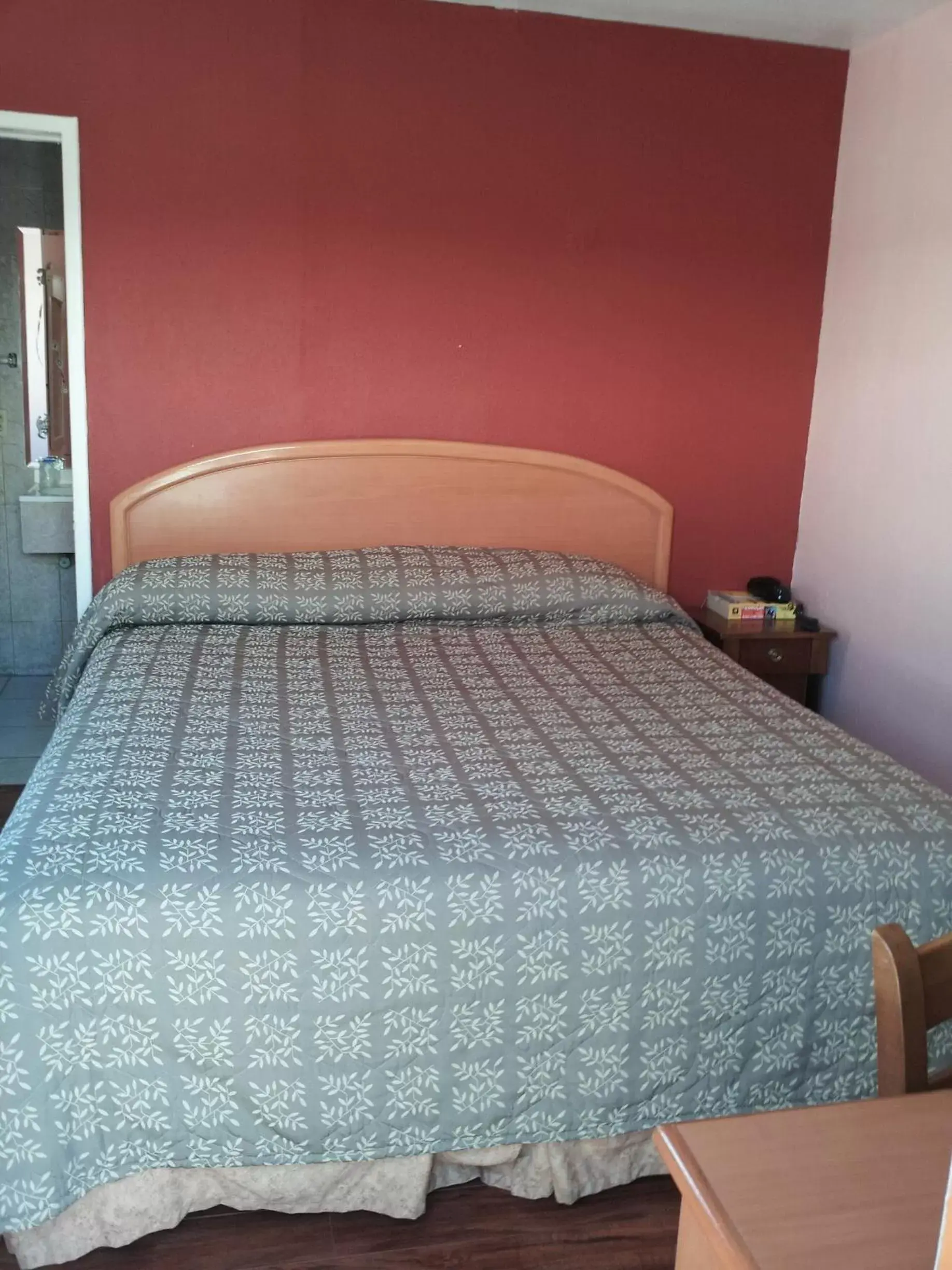 Bedroom, Bed in Travel Eagle Inn Motel