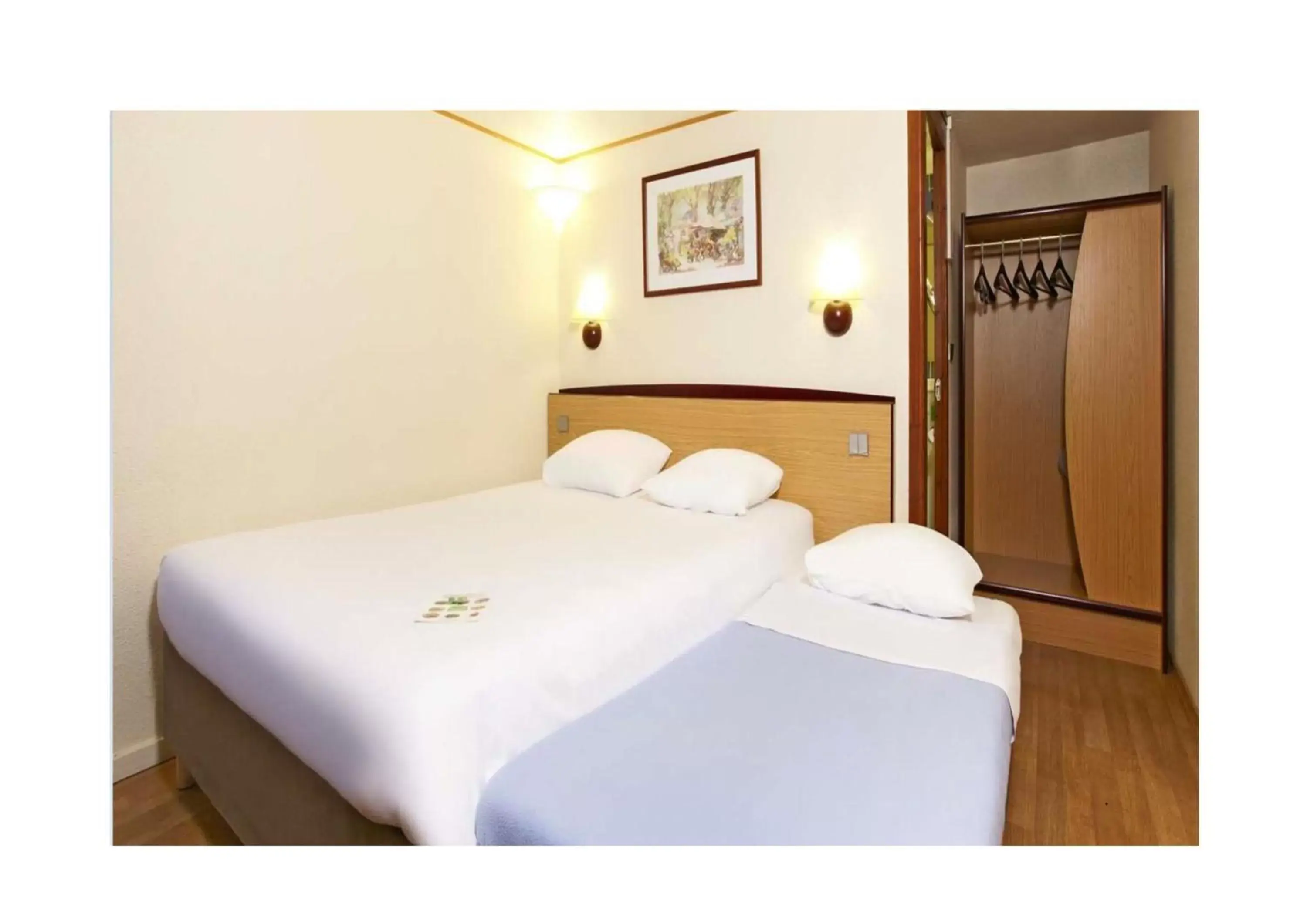 Bedroom, Bed in Campanile Strasbourg - Illkirch Geispolsheim Bedroom, Bed in Campanile Strasbourg - Illkirch Geispolsheim