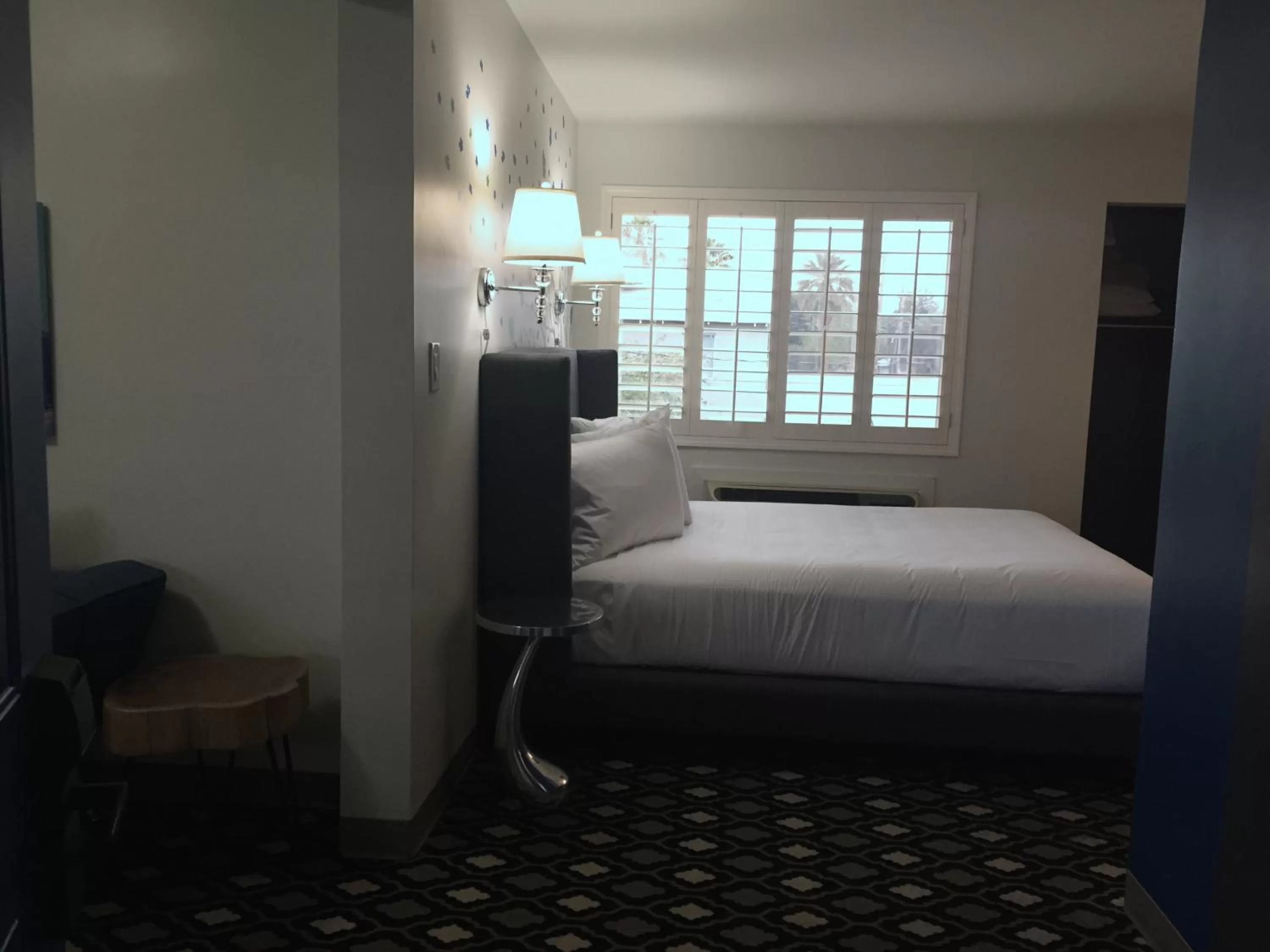 Photo of the whole room, Bed in University Inn ASU/Tempe