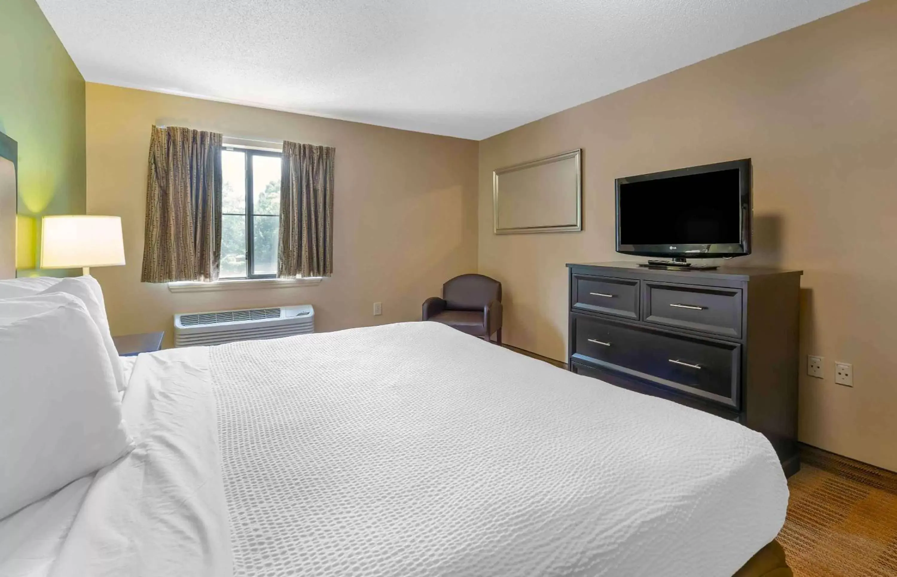 Bedroom, Bed in Extended Stay America Suites - Raleigh - Cary - Harrison Ave