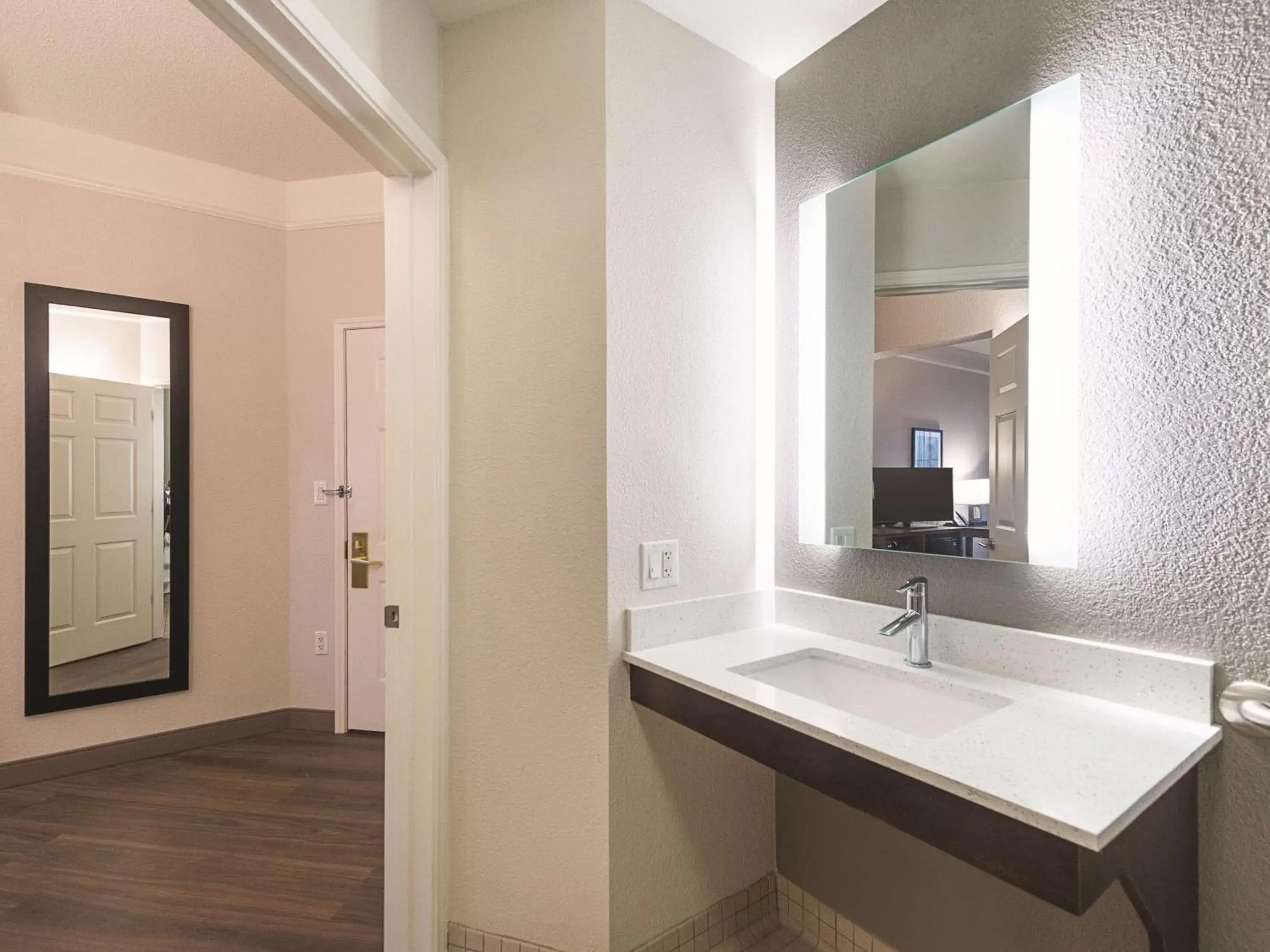 Bathroom in La Quinta by Wyndham Oklahoma City - NW Expwy